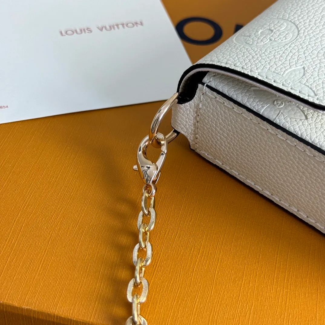 💰150 💎Upgraded original version🇫🇷Exclusive real shot# 💖This Pochette Félicie three-in-one💖chain bag is made of Monogram Empreinte leather, with subtle embossing to present Louis Vuitton’s classic Monogram pattern. The envelope-style construction offers ample interior space, and includes a removable zippered pocket and card compartment. Attach the chain to explore more modern carrying options. Model: M64065 white / 61276 Dimensions: 21 x 12 x 3 cm (length x height x width)
