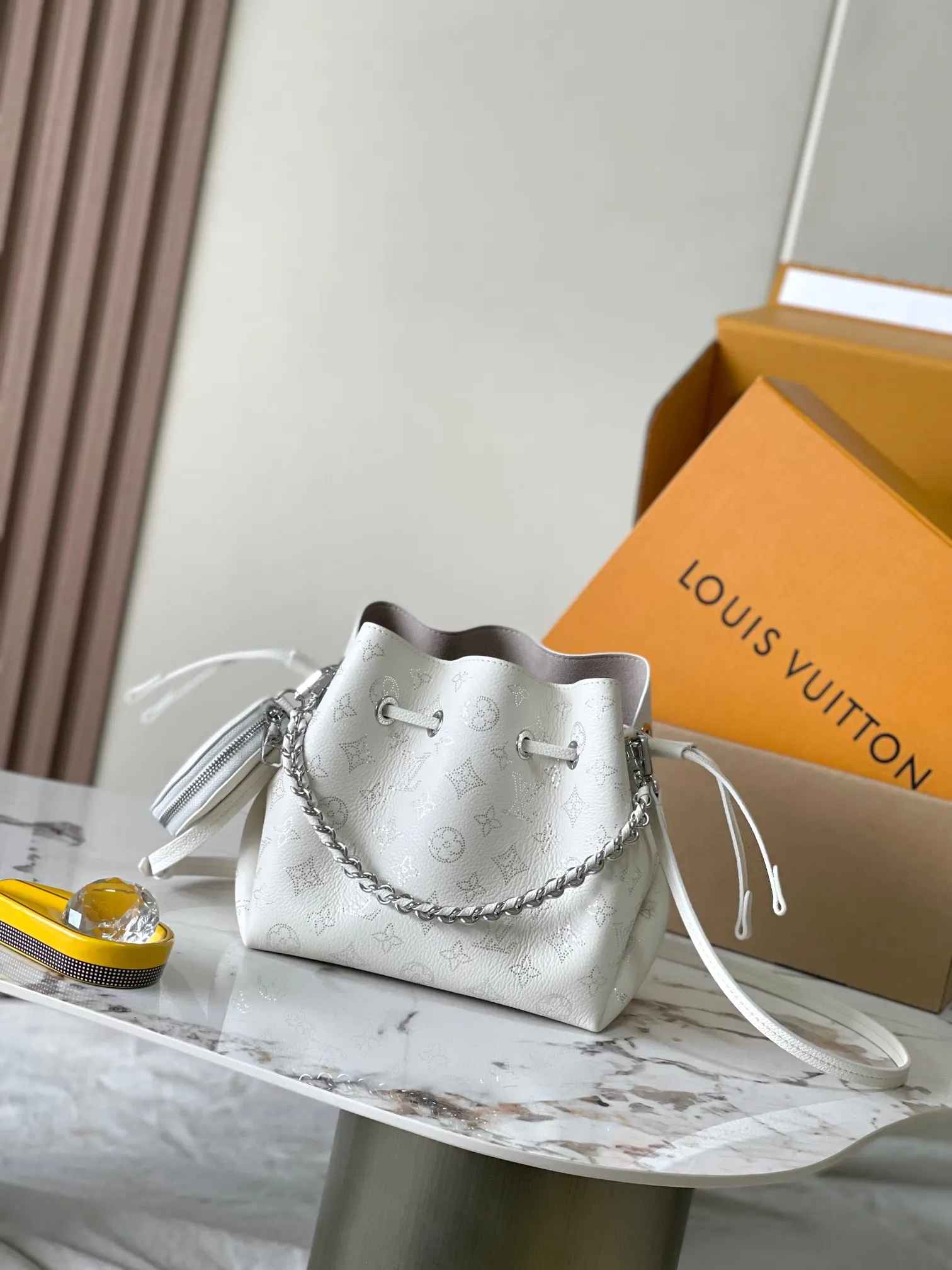 p3100 [Special grade MB163c chip version original leather] This Bella handbag Model: M11841 off-white 163c chip Material: Grade A all-steel hardware, imported original cowhide Packaging: Full set of original duty-free MB packaging Dimensions: 19.0 x 22.0 x 14.0cm