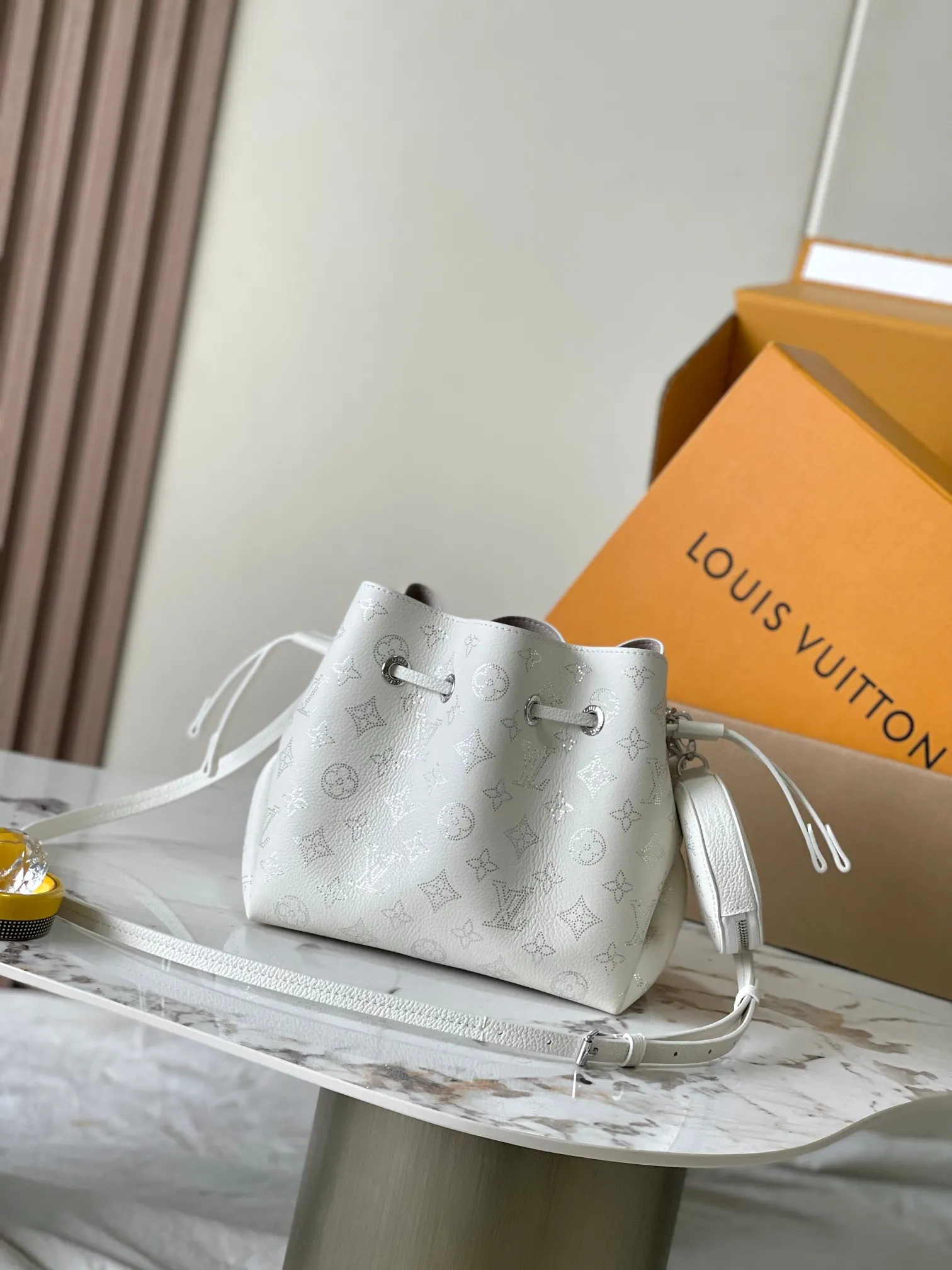 p3100 [Special grade MB163c chip version original leather] This Bella handbag Model: M11841 off-white 163c chip Material: Grade A all-steel hardware, imported original cowhide Packaging: Full set of original duty-free MB packaging Dimensions: 19.0 x 22.0 x 14.0cm