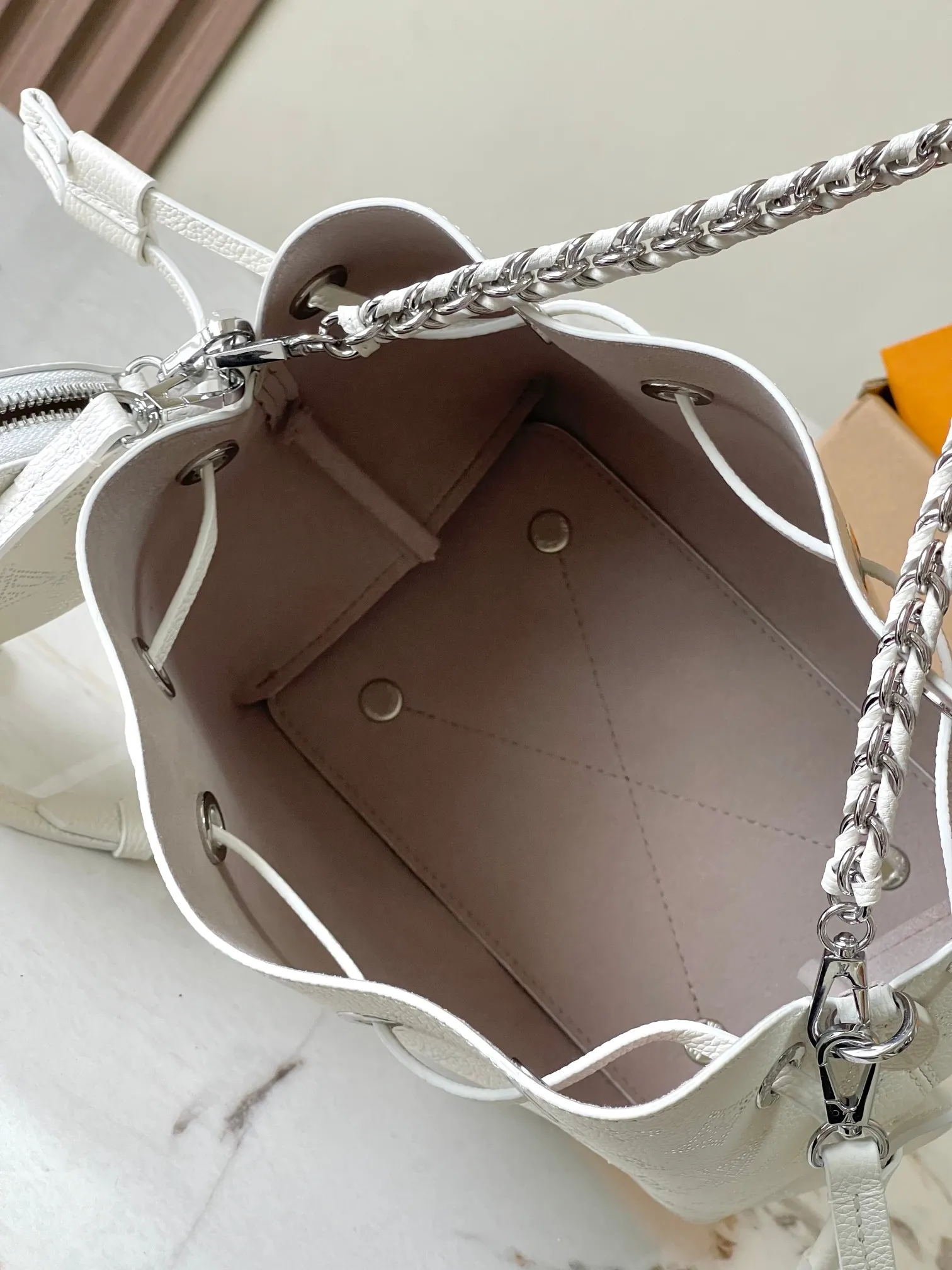 p3100 [Special grade MB163c chip version original leather] This Bella handbag Model: M11841 off-white 163c chip Material: Grade A all-steel hardware, imported original cowhide Packaging: Full set of original duty-free MB packaging Dimensions: 19.0 x 22.0 x 14.0cm