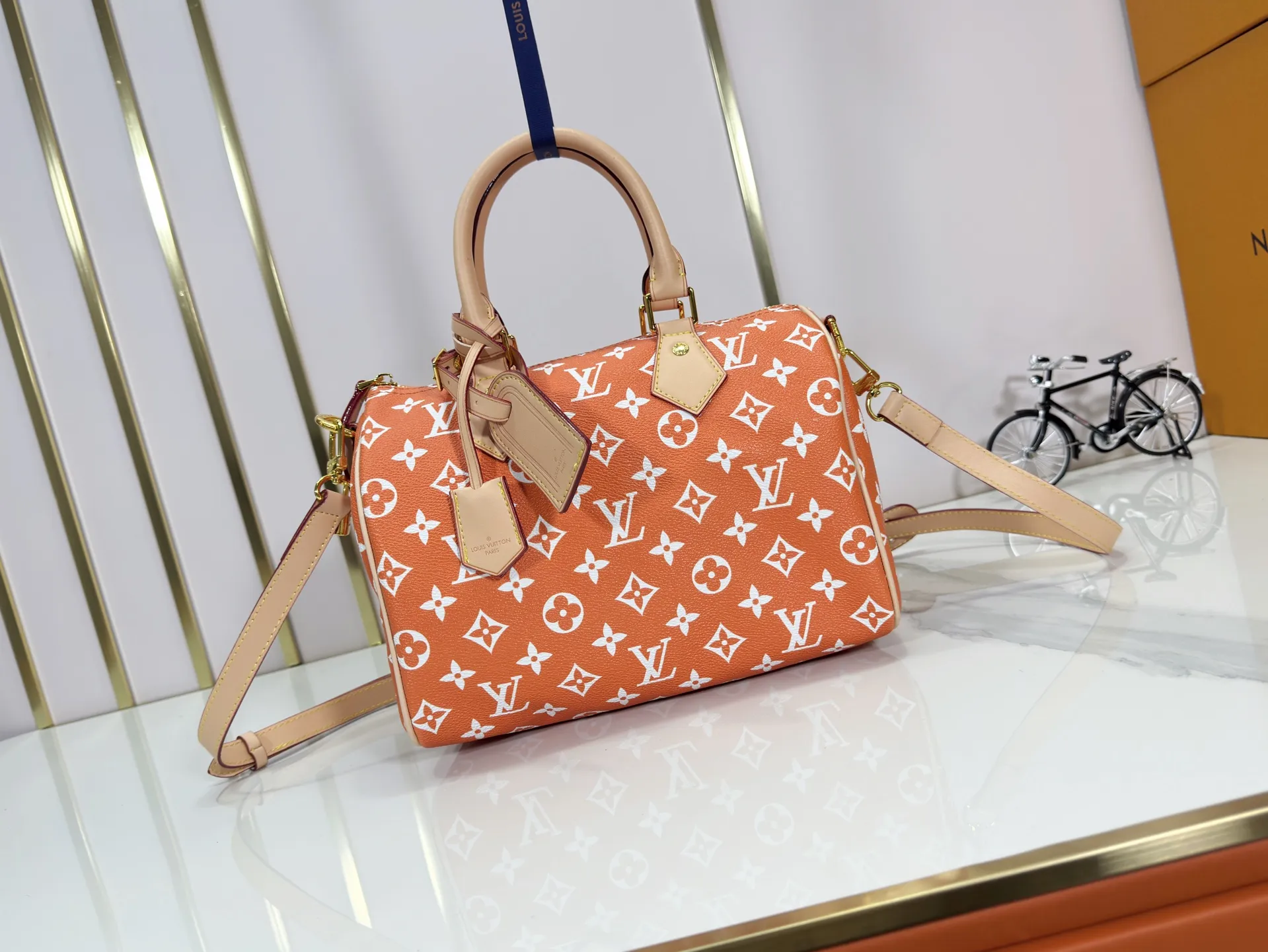 P280 Upgraded original M24426 M24425 M24424 M24423 M24443 M This Speedy Bandoulière 25 Monogram Leather handbag is made of soft cow leather and uses Monogram pattern to reproduce the elegant look and feel of canvas printing. Dazzling metal hardware, sheepskin lining and nameplate all reflect Creative Director Pharrell Williams' relentless attention to detail. Dimensions: 25.0 x 15.0 x 15.0 cm (length x height x width)