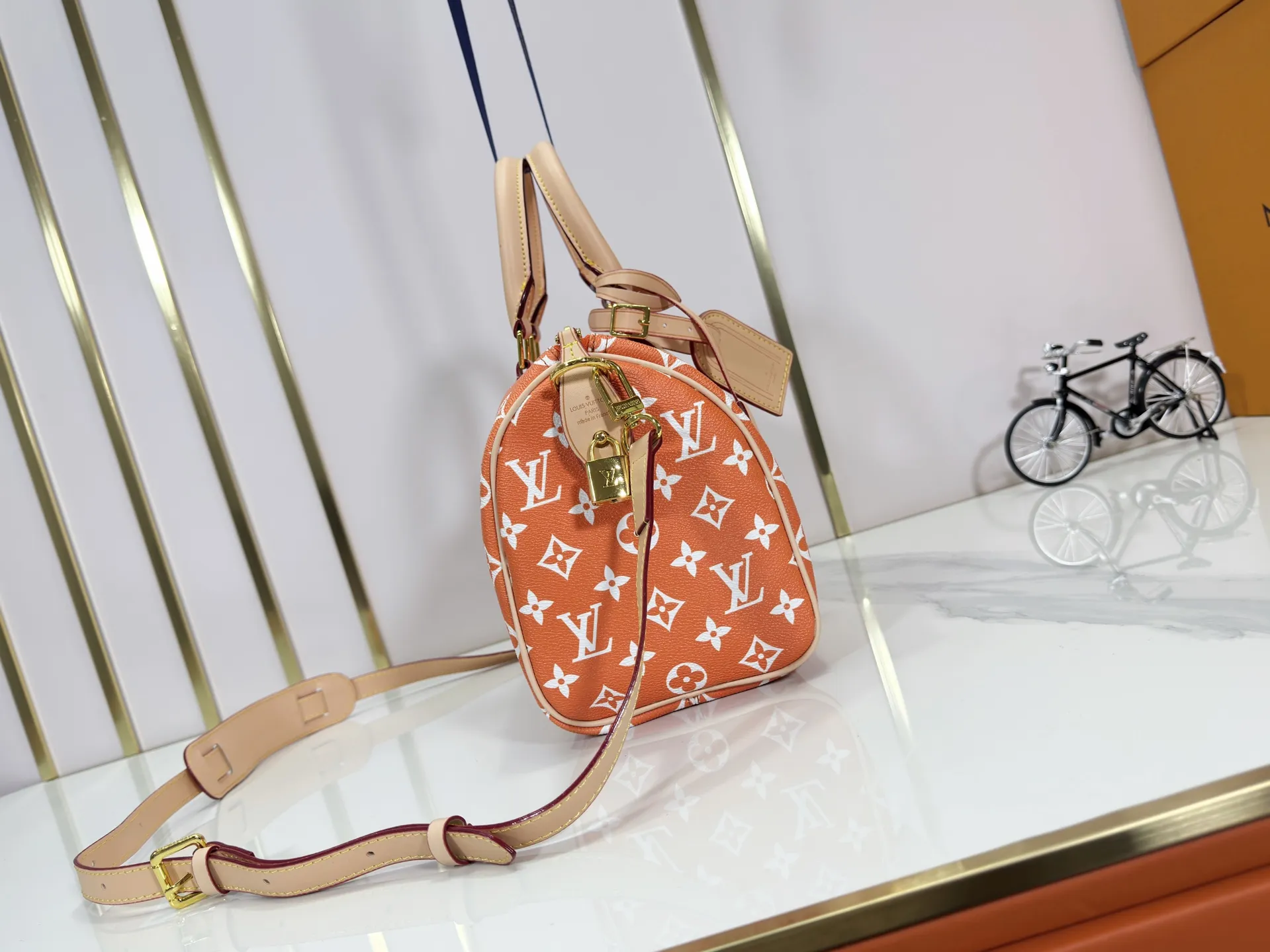 P280 Upgraded original M24426 M24425 M24424 M24423 M24443 M This Speedy Bandoulière 25 Monogram Leather handbag is made of soft cow leather and uses Monogram pattern to reproduce the elegant look and feel of canvas printing. Dazzling metal hardware, sheepskin lining and nameplate all reflect Creative Director Pharrell Williams' relentless attention to detail. Dimensions: 25.0 x 15.0 x 15.0 cm (length x height x width)