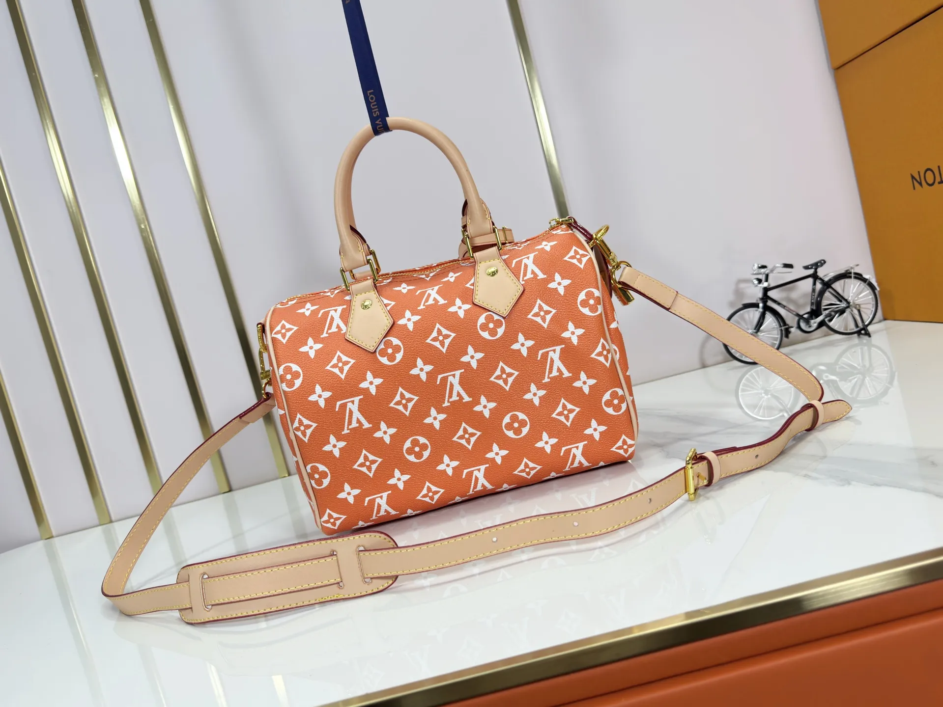 P280 Upgraded original M24426 M24425 M24424 M24423 M24443 M This Speedy Bandoulière 25 Monogram Leather handbag is made of soft cow leather and uses Monogram pattern to reproduce the elegant look and feel of canvas printing. Dazzling metal hardware, sheepskin lining and nameplate all reflect Creative Director Pharrell Williams' relentless attention to detail. Dimensions: 25.0 x 15.0 x 15.0 cm (length x height x width)