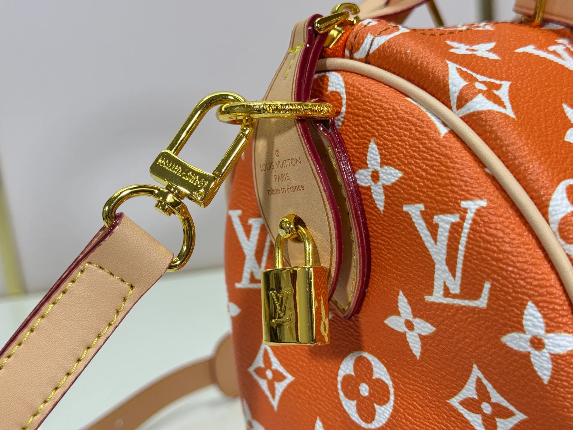 P280 Upgraded original M24426 M24425 M24424 M24423 M24443 M This Speedy Bandoulière 25 Monogram Leather handbag is made of soft cow leather and uses Monogram pattern to reproduce the elegant look and feel of canvas printing. Dazzling metal hardware, sheepskin lining and nameplate all reflect Creative Director Pharrell Williams' relentless attention to detail. Dimensions: 25.0 x 15.0 x 15.0 cm (length x height x width)