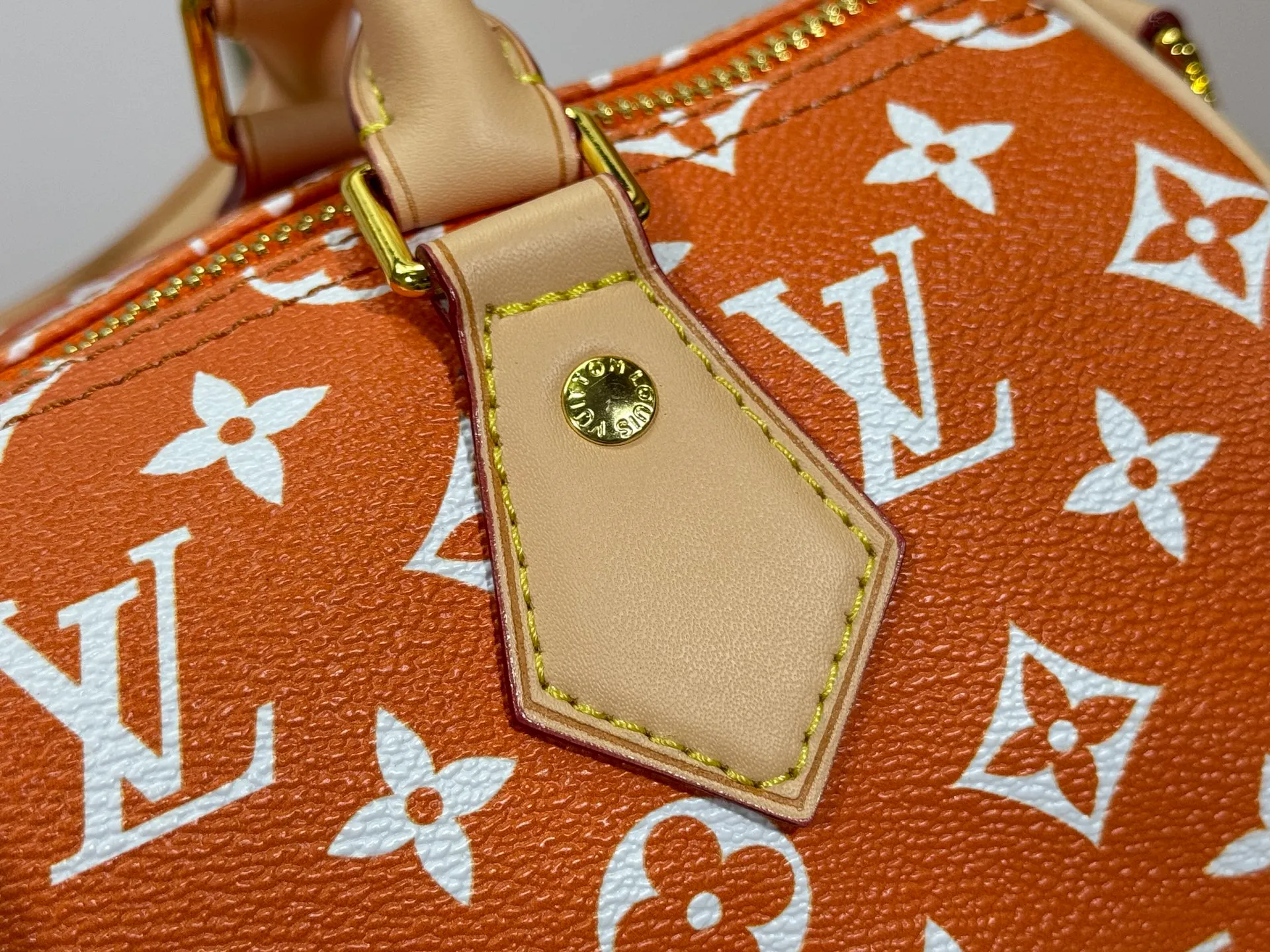 P280 Upgraded original M24426 M24425 M24424 M24423 M24443 M This Speedy Bandoulière 25 Monogram Leather handbag is made of soft cow leather and uses Monogram pattern to reproduce the elegant look and feel of canvas printing. Dazzling metal hardware, sheepskin lining and nameplate all reflect Creative Director Pharrell Williams' relentless attention to detail. Dimensions: 25.0 x 15.0 x 15.0 cm (length x height x width)