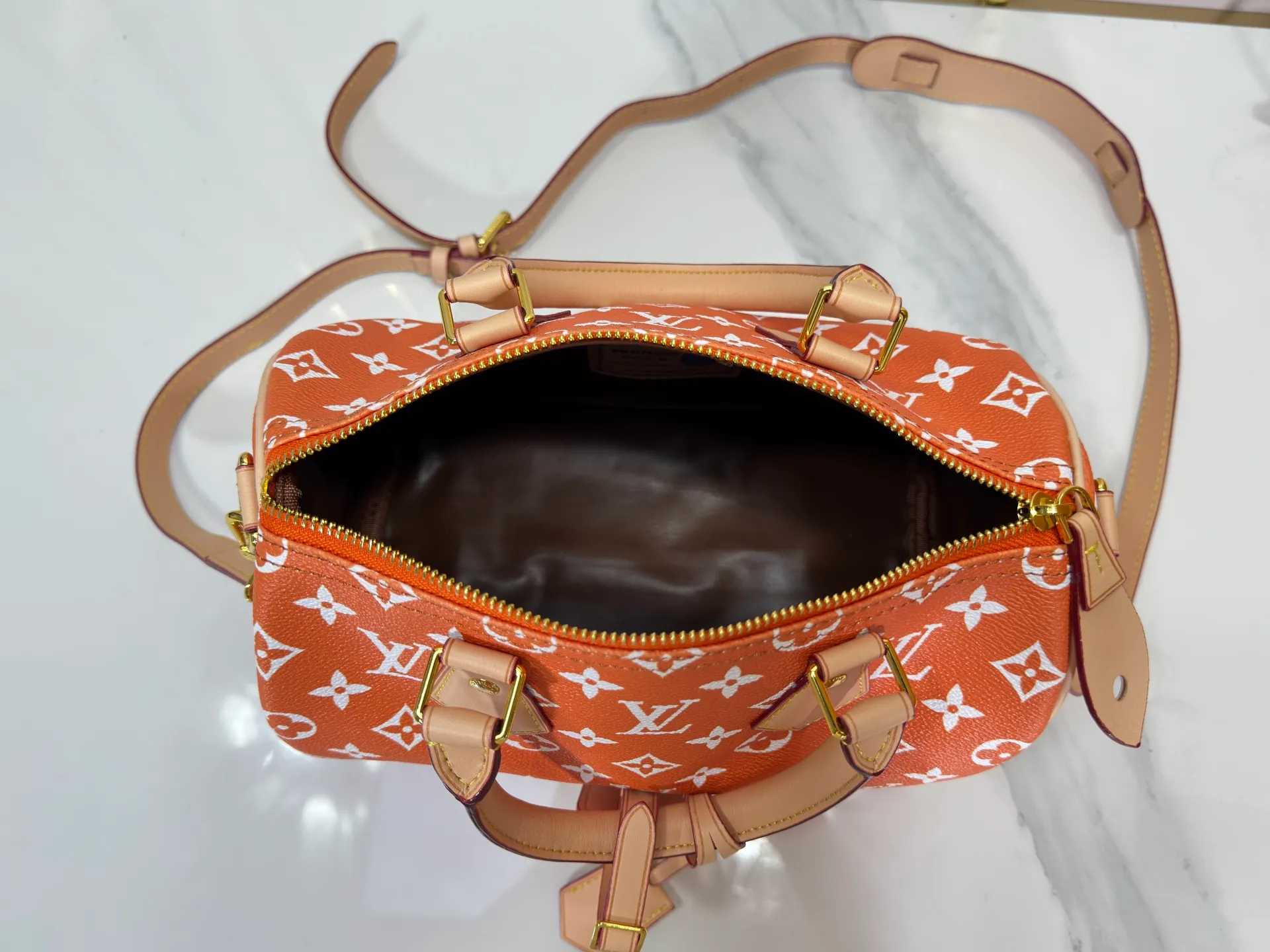 P280 Upgraded original M24426 M24425 M24424 M24423 M24443 M This Speedy Bandoulière 25 Monogram Leather handbag is made of soft cow leather and uses Monogram pattern to reproduce the elegant look and feel of canvas printing. Dazzling metal hardware, sheepskin lining and nameplate all reflect Creative Director Pharrell Williams' relentless attention to detail. Dimensions: 25.0 x 15.0 x 15.0 cm (length x height x width)