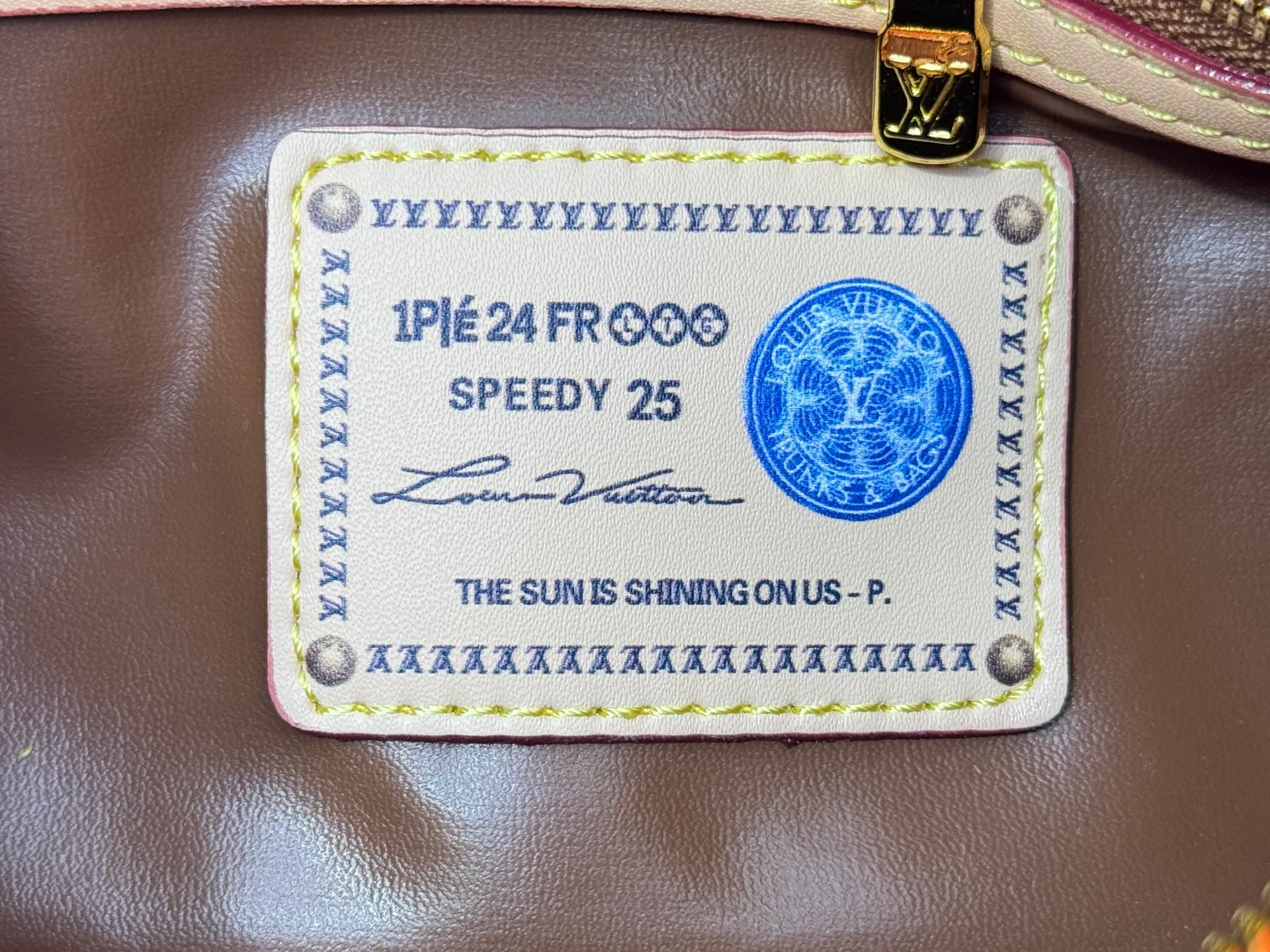 P280 Upgraded original M24426 M24425 M24424 M24423 M24443 M This Speedy Bandoulière 25 Monogram Leather handbag is made of soft cow leather and uses Monogram pattern to reproduce the elegant look and feel of canvas printing. Dazzling metal hardware, sheepskin lining and nameplate all reflect Creative Director Pharrell Williams' relentless attention to detail. Dimensions: 25.0 x 15.0 x 15.0 cm (length x height x width)