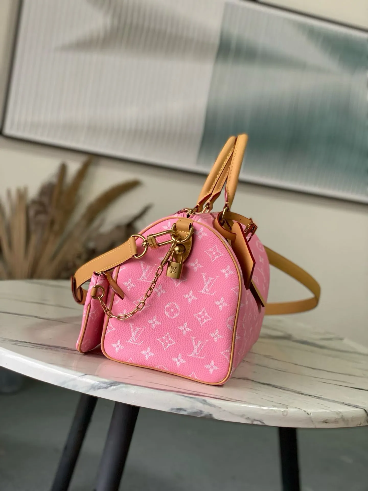 💰1700 Top Original Order M13914 Pink Medium This Speedy P18 Bandouliere 30 handbag is made of soft cow leather with deep cow leather trim and a detachable and adjustable shoulder strap. Exquisite stitching, dyed edges and the iconic P18 nameplate create ingenious details. Dimensions: 30 × 22.5 × 18 cm
