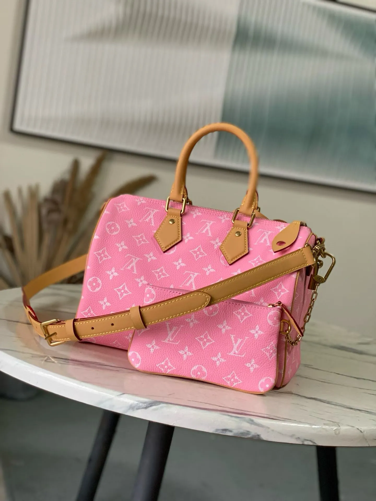 💰1700 Top Original Order M13914 Pink Medium This Speedy P18 Bandouliere 30 handbag is made of soft cow leather with deep cow leather trim and a detachable and adjustable shoulder strap. Exquisite stitching, dyed edges and the iconic P18 nameplate create ingenious details. Dimensions: 30 × 22.5 × 18 cm