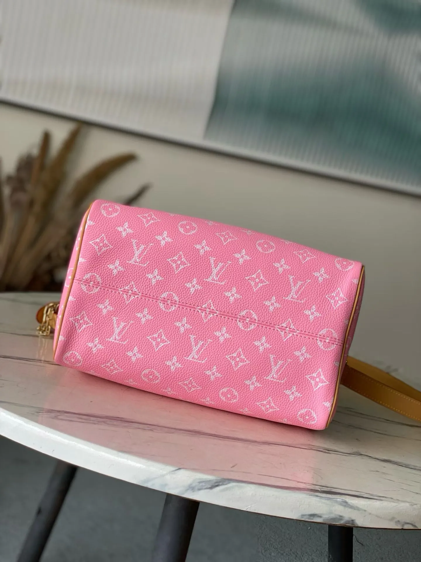 💰1700 Top Original Order M13914 Pink Medium This Speedy P18 Bandouliere 30 handbag is made of soft cow leather with deep cow leather trim and a detachable and adjustable shoulder strap. Exquisite stitching, dyed edges and the iconic P18 nameplate create ingenious details. Dimensions: 30 × 22.5 × 18 cm