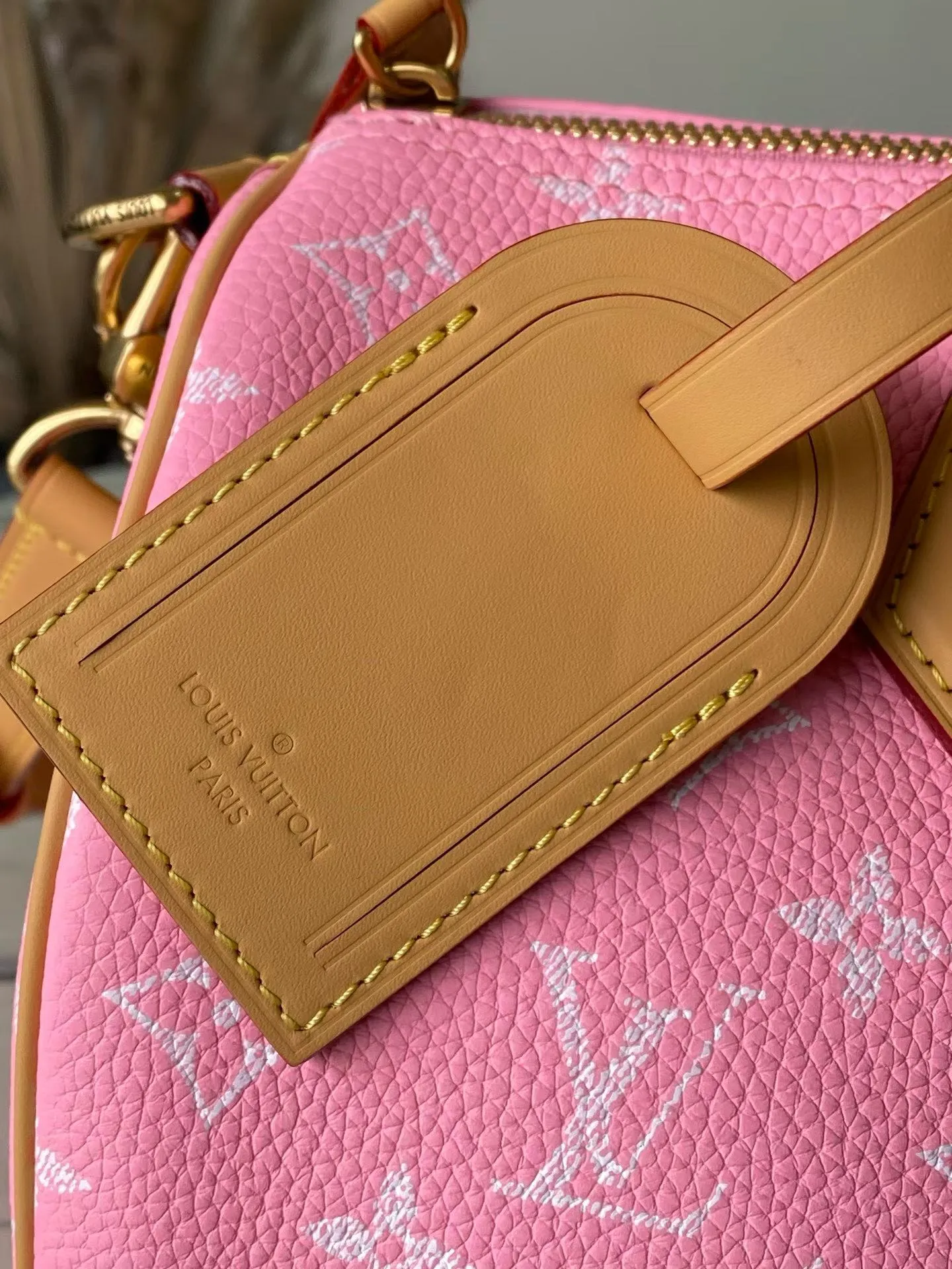 💰1700 Top Original Order M13914 Pink Medium This Speedy P18 Bandouliere 30 handbag is made of soft cow leather with deep cow leather trim and a detachable and adjustable shoulder strap. Exquisite stitching, dyed edges and the iconic P18 nameplate create ingenious details. Dimensions: 30 × 22.5 × 18 cm