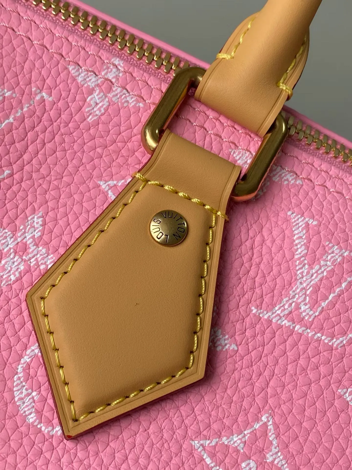 💰1700 Top Original Order M13914 Pink Medium This Speedy P18 Bandouliere 30 handbag is made of soft cow leather with deep cow leather trim and a detachable and adjustable shoulder strap. Exquisite stitching, dyed edges and the iconic P18 nameplate create ingenious details. Dimensions: 30 × 22.5 × 18 cm