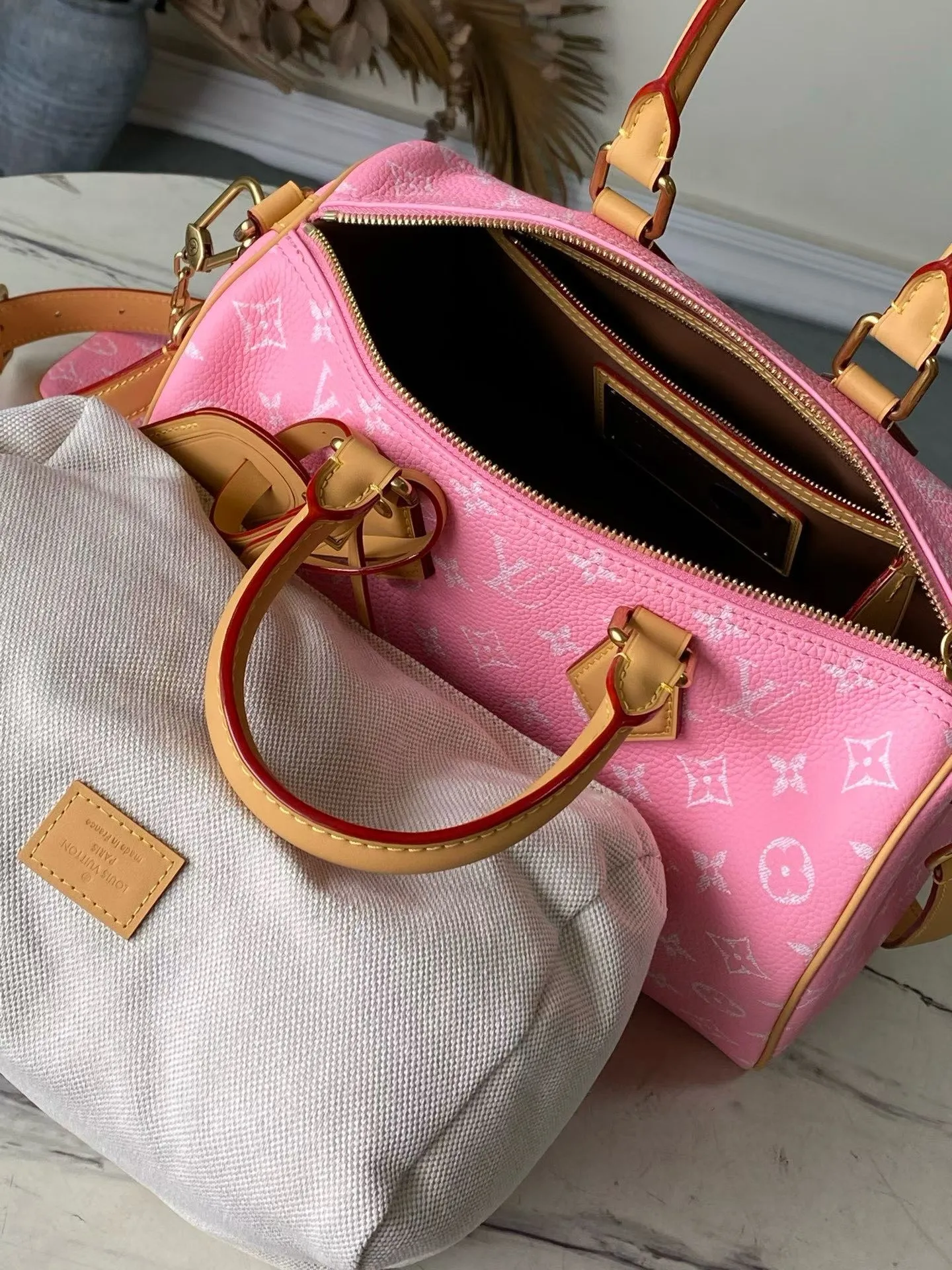💰1700 Top Original Order M13914 Pink Medium This Speedy P18 Bandouliere 30 handbag is made of soft cow leather with deep cow leather trim and a detachable and adjustable shoulder strap. Exquisite stitching, dyed edges and the iconic P18 nameplate create ingenious details. Dimensions: 30 × 22.5 × 18 cm