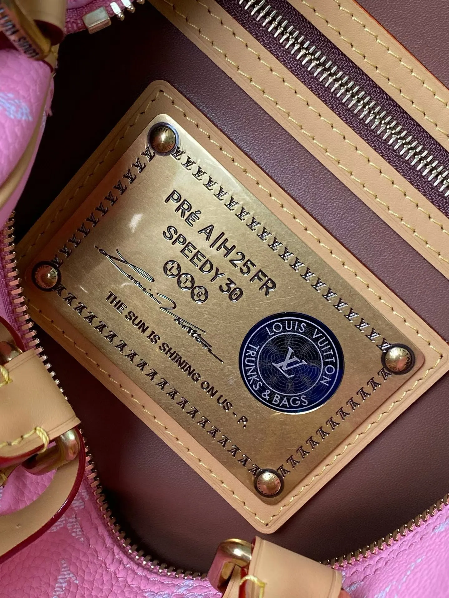💰1700 Top Original Order M13914 Pink Medium This Speedy P18 Bandouliere 30 handbag is made of soft cow leather with deep cow leather trim and a detachable and adjustable shoulder strap. Exquisite stitching, dyed edges and the iconic P18 nameplate create ingenious details. Dimensions: 30 × 22.5 × 18 cm