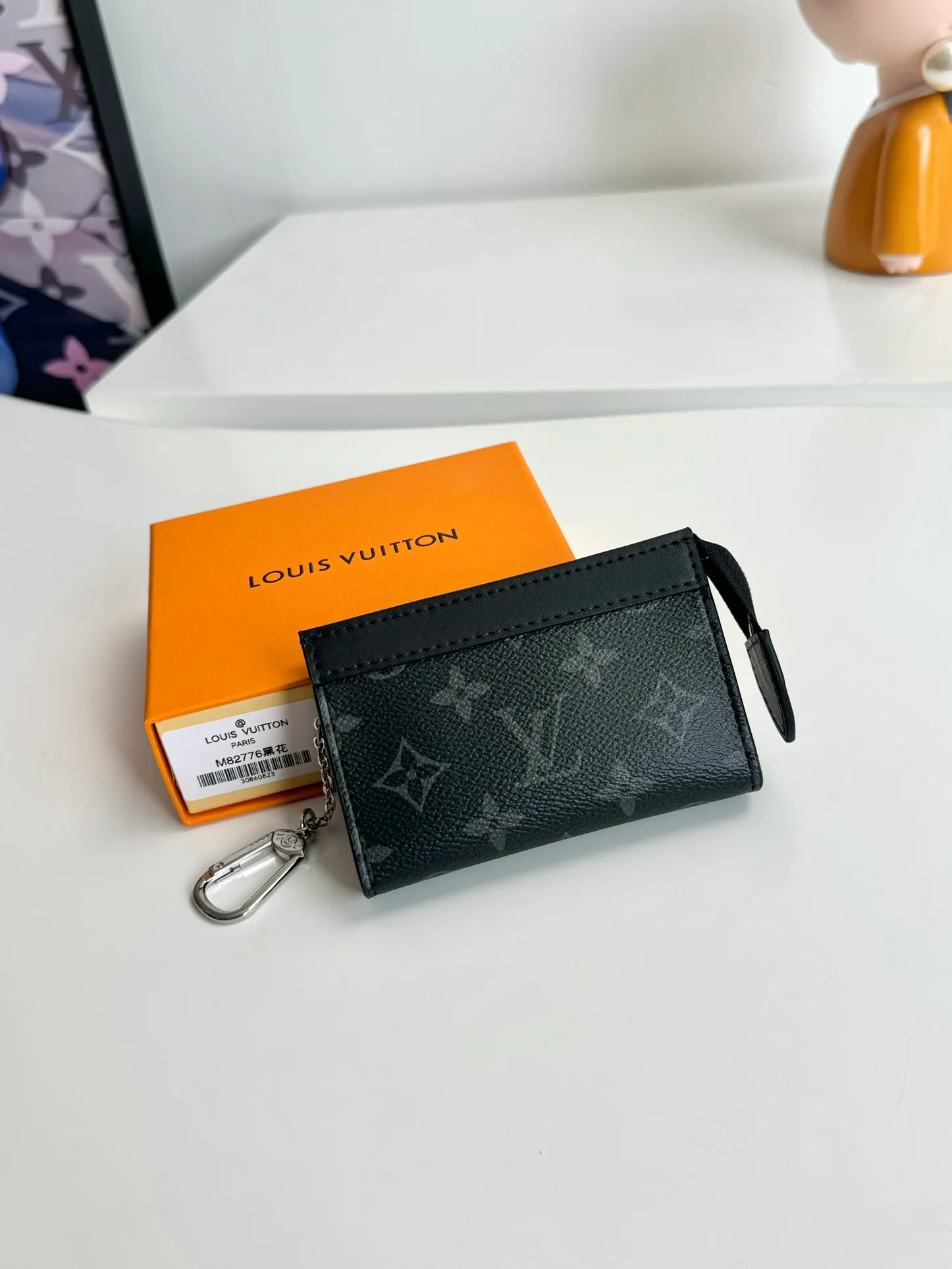 Factory price 300 🇫🇷Exclusive real shot of overseas original M82776 black flower! This Voyage key bag is made of Monogram Eclipse canvas with cowhide leather trim. It has a zipper closure to securely store coins, folded bills, cards and keys. The hook fastener secures easily to the D-ring inside the Louis Vuitton bag. Size: 12×7.5×3cm