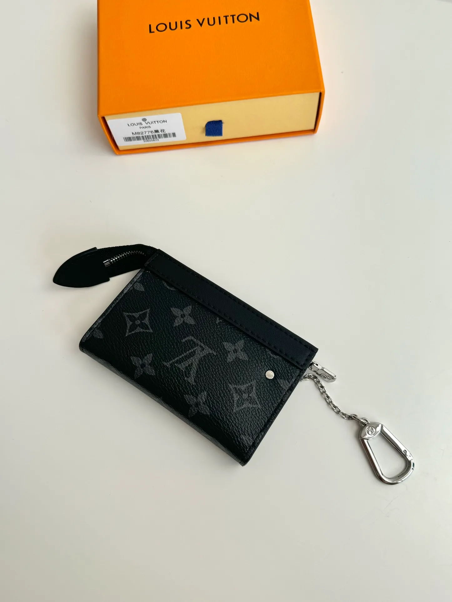 Factory price 300 🇫🇷Exclusive real shot of overseas original M82776 black flower! This Voyage key bag is made of Monogram Eclipse canvas with cowhide leather trim. It has a zipper closure to securely store coins, folded bills, cards and keys. The hook fastener secures easily to the D-ring inside the Louis Vuitton bag. Size: 12×7.5×3cm