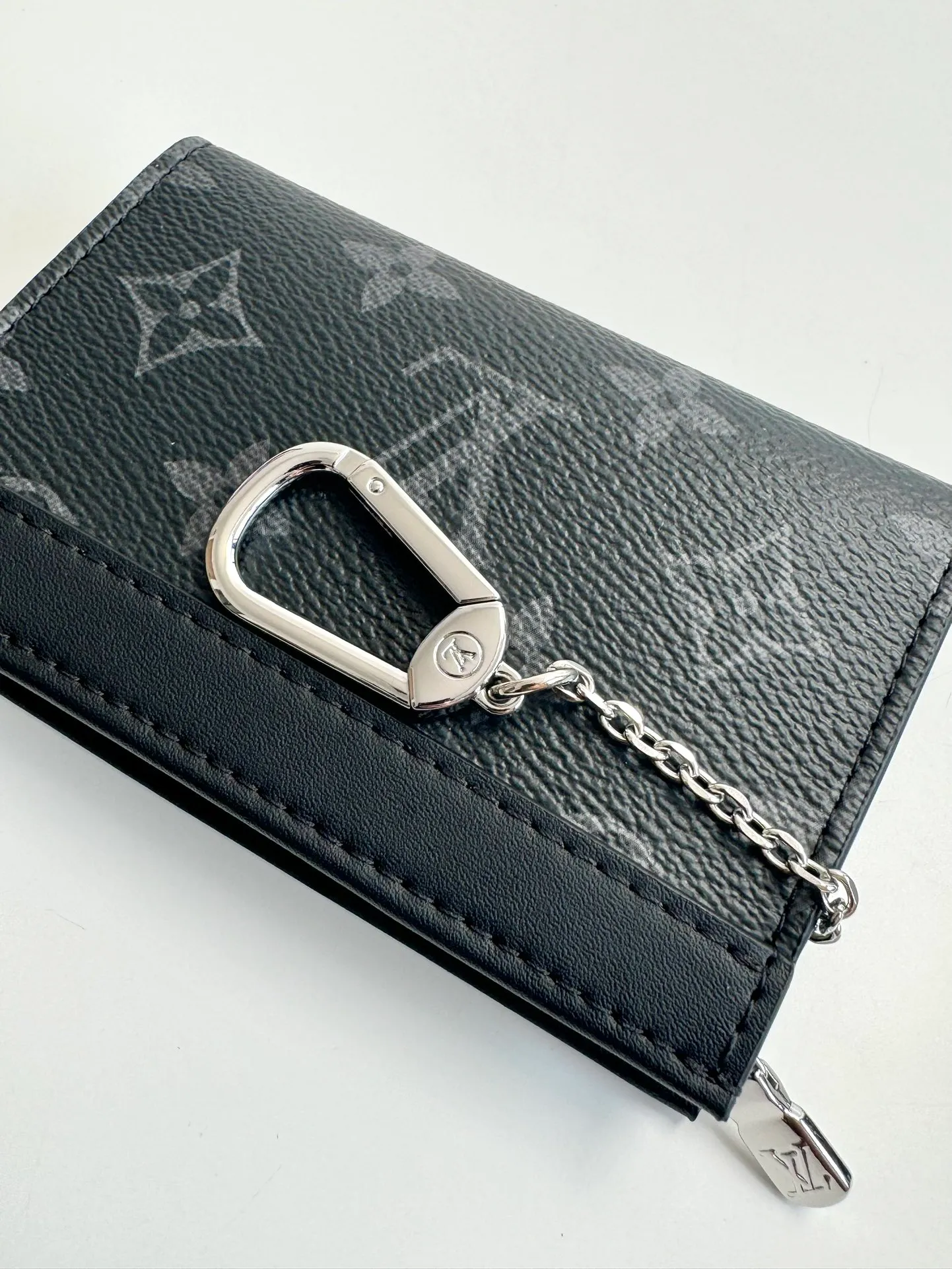 Factory price 300 🇫🇷Exclusive real shot of overseas original M82776 black flower! This Voyage key bag is made of Monogram Eclipse canvas with cowhide leather trim. It has a zipper closure to securely store coins, folded bills, cards and keys. The hook fastener secures easily to the D-ring inside the Louis Vuitton bag. Size: 12×7.5×3cm