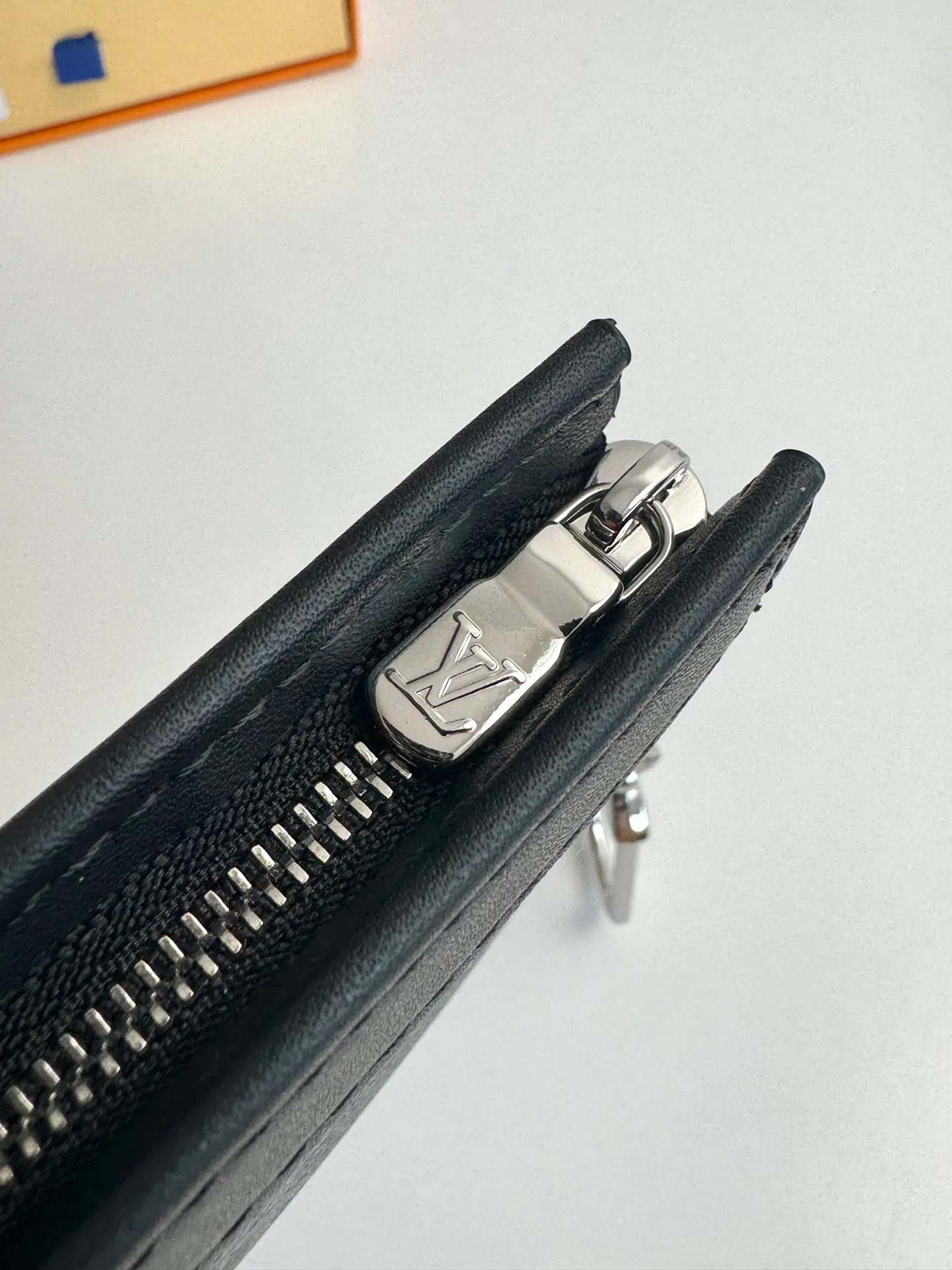 Factory price 300 🇫🇷Exclusive real shot of overseas original M82776 black flower! This Voyage key bag is made of Monogram Eclipse canvas with cowhide leather trim. It has a zipper closure to securely store coins, folded bills, cards and keys. The hook fastener secures easily to the D-ring inside the Louis Vuitton bag. Size: 12×7.5×3cm
