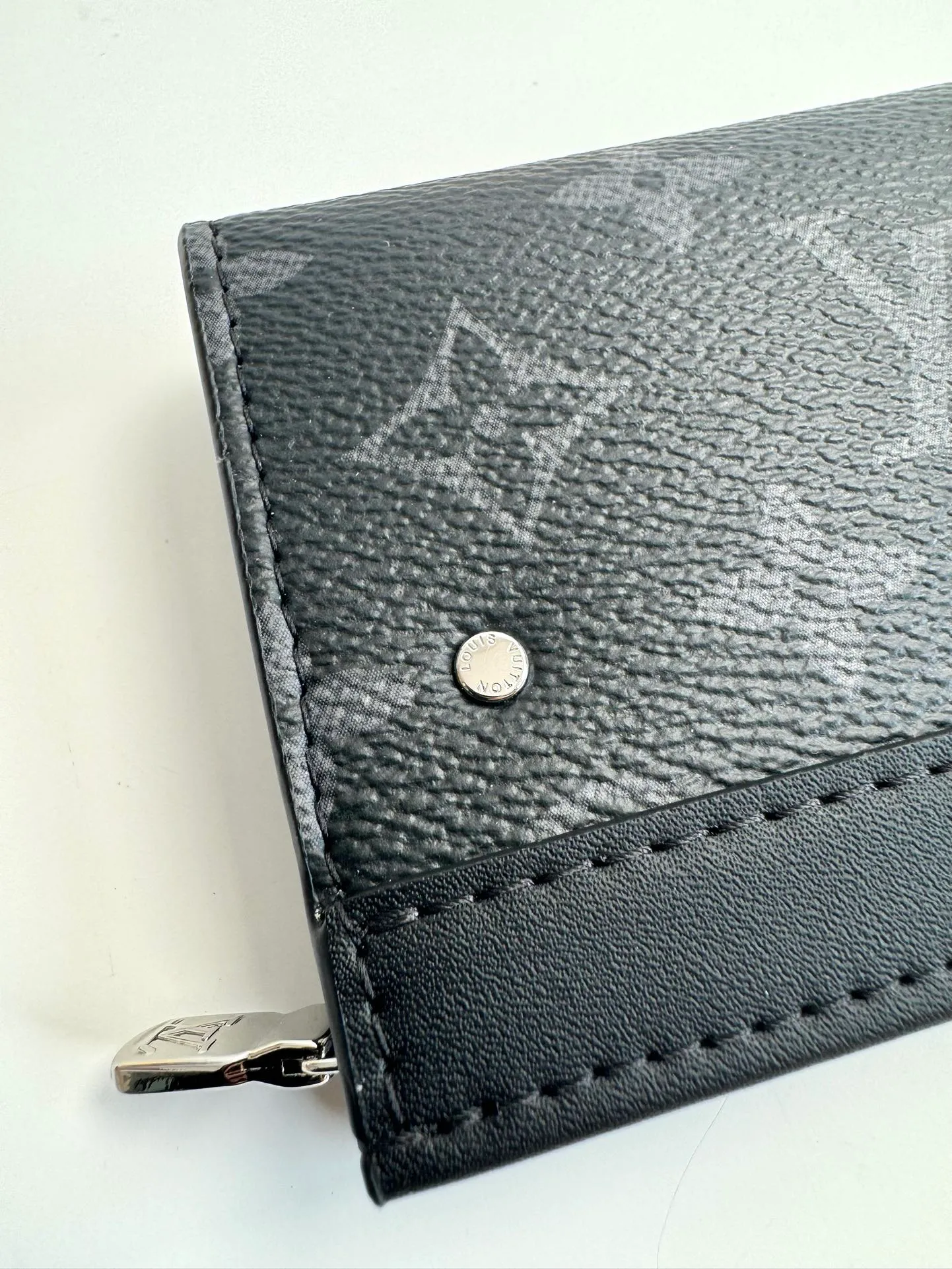 Factory price 300 🇫🇷Exclusive real shot of overseas original M82776 black flower! This Voyage key bag is made of Monogram Eclipse canvas with cowhide leather trim. It has a zipper closure to securely store coins, folded bills, cards and keys. The hook fastener secures easily to the D-ring inside the Louis Vuitton bag. Size: 12×7.5×3cm