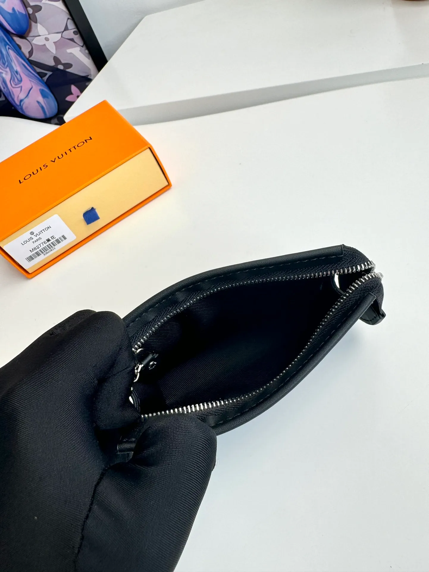 Factory price 300 🇫🇷Exclusive real shot of overseas original M82776 black flower! This Voyage key bag is made of Monogram Eclipse canvas with cowhide leather trim. It has a zipper closure to securely store coins, folded bills, cards and keys. The hook fastener secures easily to the D-ring inside the Louis Vuitton bag. Size: 12×7.5×3cm