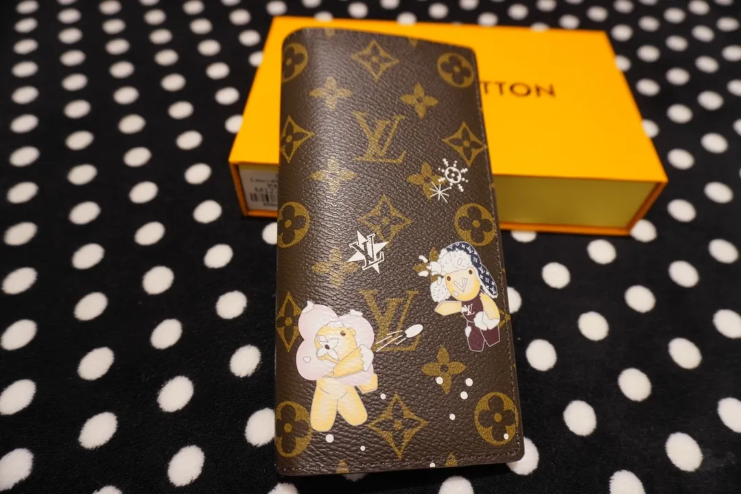 P150 62665, model number 12205 This LV Charms card holder is from the SnowShow series, incorporating smooth leather trim and festive graphics into the iconic Monogram canvas. The brand mascot Vivienne’s pet dog Petula lives in a corner, and Vivienne decorations and LV flowers complete the exquisite design. Dimensions 19x10x2