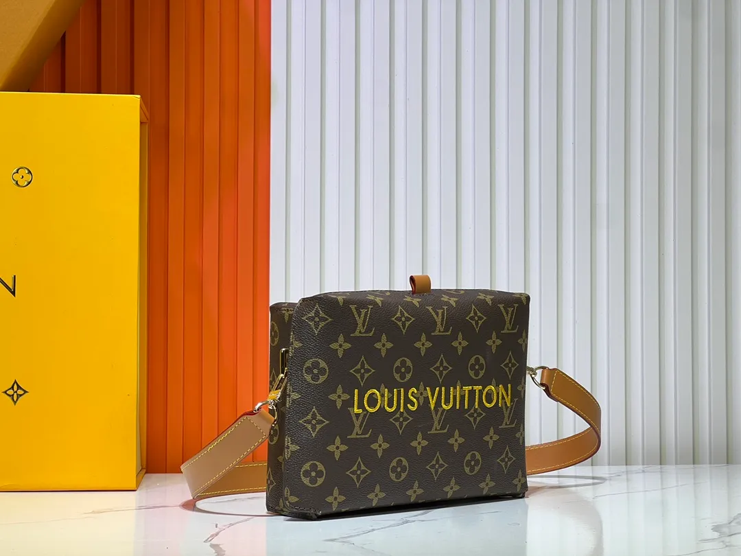 Batch 260💰Upgraded original M24455 This Shopper medium handbag draws inspiration from Louis Vuitton shopping bags, with the words Louis Vuitton and Maison Fondée En 1854 written on soft cow leather. It is equipped with a top handle and a detachable shoulder strap. Dimensions: 23.0x16.5x7.0 cm (length x height x width)