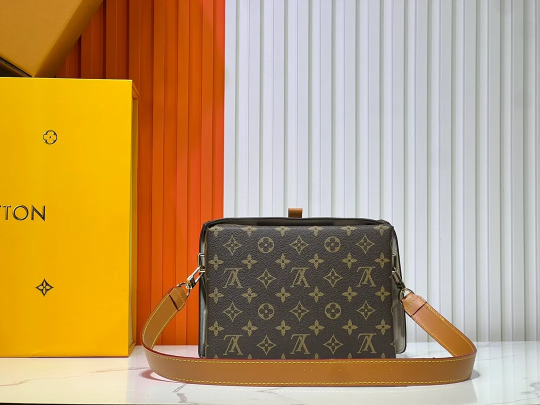 Batch 260💰Upgraded original M24455 This Shopper medium handbag draws inspiration from Louis Vuitton shopping bags, with the words Louis Vuitton and Maison Fondée En 1854 written on soft cow leather. It is equipped with a top handle and a detachable shoulder strap. Dimensions: 23.0x16.5x7.0 cm (length x height x width)