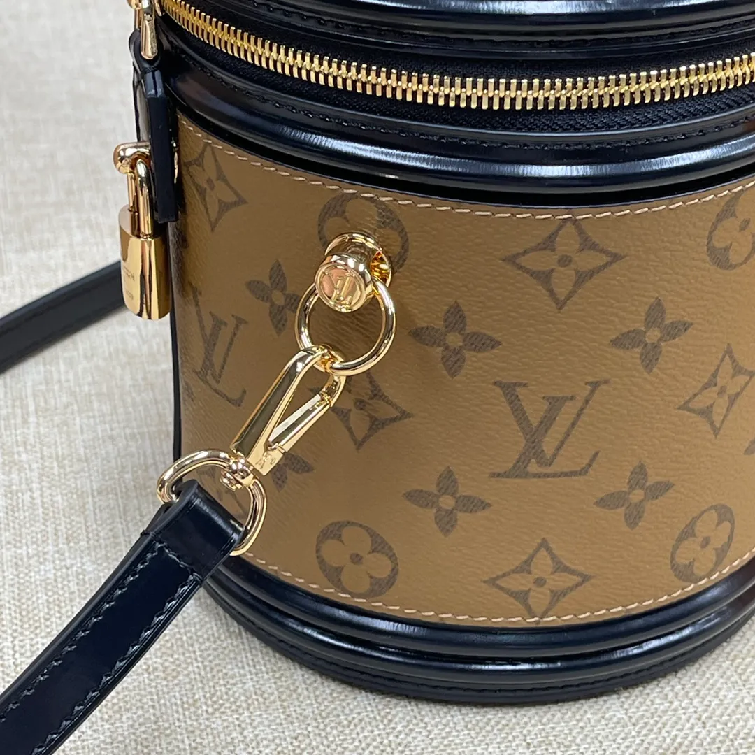 [Upgraded version] P520🐶Upgraded version. Real gold hardware, M43986🐶With complete packaging ❣️VANITY Handbag Drawing on the shape of the long-established LV Cannes makeup case, women's clothing art director Nicolas Ghesquière recreates the classic charm of the past with this semi-rigid handbag. Small size, Monogram and Monogram Reverse coated canvas mixed fabric, full of traditional Louis Vuitton design, very elegant. Features a top handle and removable leather shoulder strap for multiple carrying options. Dimensions: 15.0x 17.0x 15.0 cm