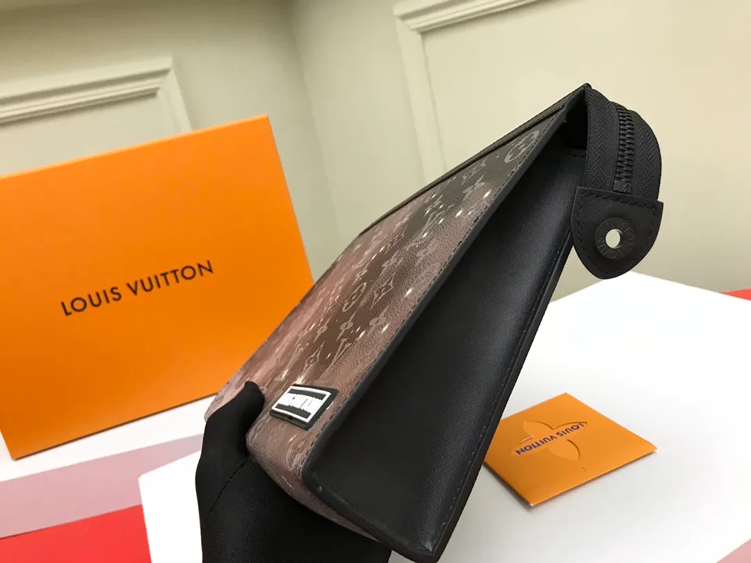 Factory price 380 [Top original order] M44448👏👏Louis Vuitton has set its sights on the bright and boundless space and redesigned the Pochette Voyage handbag in the 2019 spring and summer pre-show series. The classic Monogram pattern complements the dazzling stars and the dying sun. The clutch is compact enough to store daily necessities and can be held in hand or stored in a larger bag. Size:27.0x21.0x3.0cm