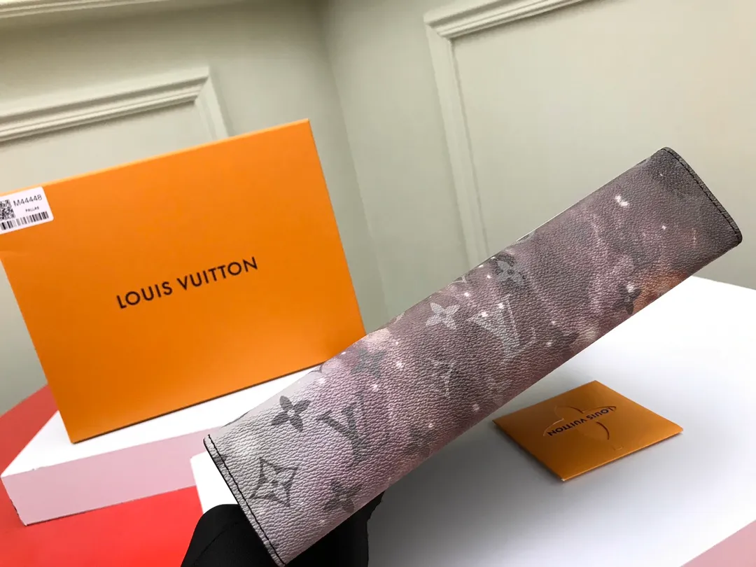 Factory price 380 [Top original order] M44448👏👏Louis Vuitton has set its sights on the bright and boundless space and redesigned the Pochette Voyage handbag in the 2019 spring and summer pre-show series. The classic Monogram pattern complements the dazzling stars and the dying sun. The clutch is compact enough to store daily necessities and can be held in hand or stored in a larger bag. Size:27.0x21.0x3.0cm
