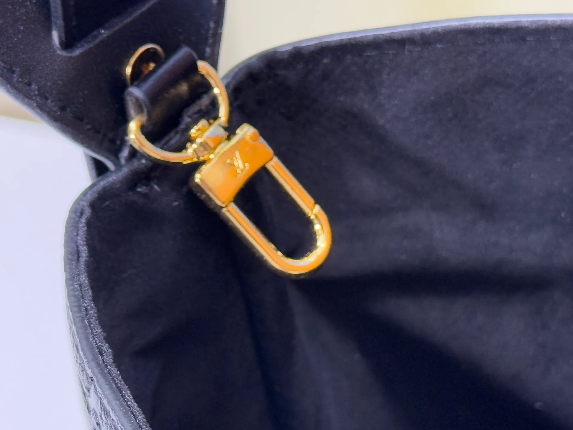 P220 upgraded original M12925 M12926 M13480 M13044 M14356 M13045 M13089 This All In handbag is made of Monogram cow leather with shiny metal parts, and the iconic padlock and nameplate highlight the classic style. The adjustable shoulder strap continues the brand's trunk-making heritage, and the leather shoulder strap adds cross-body and shoulder carry options. The foldable design enables the silhouette to be retracted and retracted freely, providing ample space for daily use. 30.0 x 25.0 x 17.0 cm (length x height x width)