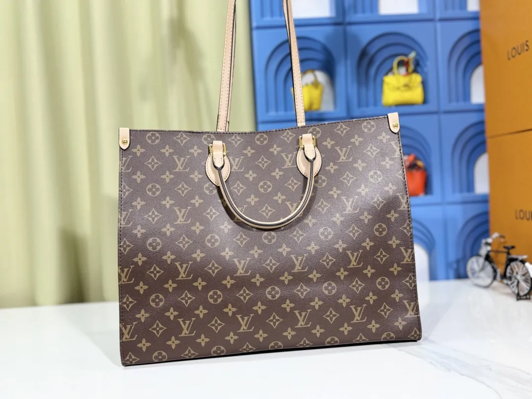 P280💰Upgraded original 🔥New style🔥M45320 M44576 M44571 This Onthego handbag is eye-catching and charming against the backdrop of Monogram Giant canvas. The sides and handles are decorated with Monogram Reverse patterns, and you can see the changes in color and texture in similar fashion. The large size has plenty of room inside, and with the shoulder strap and Toron handle, you can go about your daily life as you please. Dimensions: 41.0 x 34.0 x 19.0 cm (length x height x width)