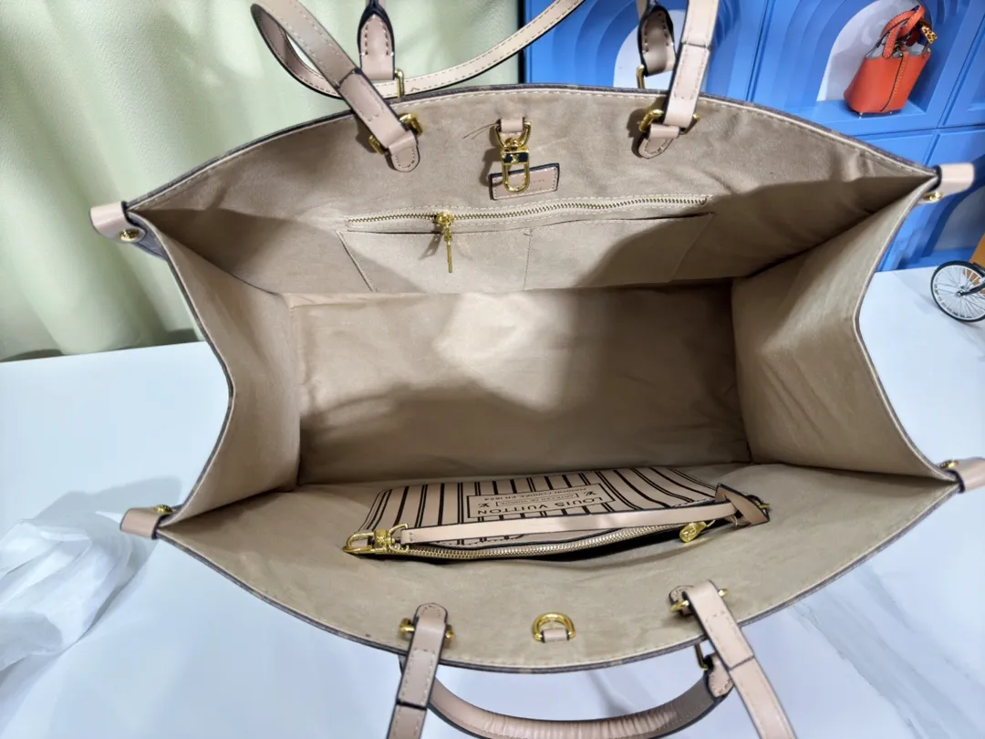 P280💰Upgraded original 🔥New style🔥M45320 M44576 M44571 This Onthego handbag is eye-catching and charming against the backdrop of Monogram Giant canvas. The sides and handles are decorated with Monogram Reverse patterns, and you can see the changes in color and texture in similar fashion. The large size has plenty of room inside, and with the shoulder strap and Toron handle, you can go about your daily life as you please. Dimensions: 41.0 x 34.0 x 19.0 cm (length x height x width)
