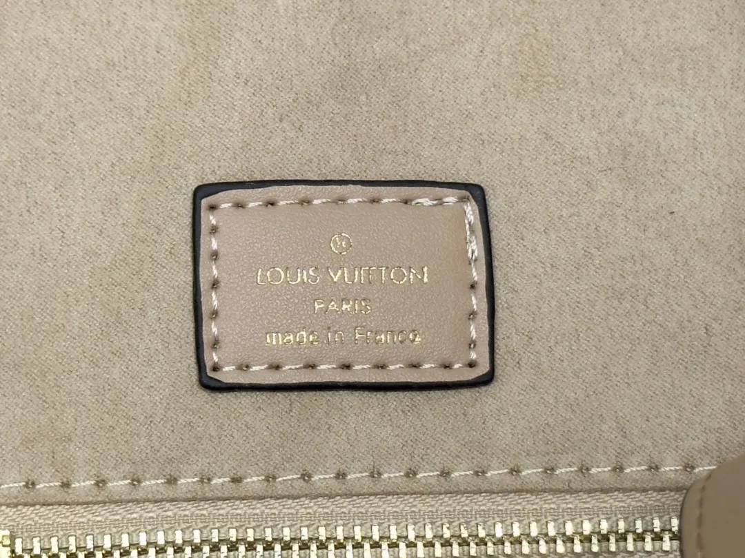 P280💰Upgraded original 🔥New style🔥M45320 M44576 M44571 This Onthego handbag is eye-catching and charming against the backdrop of Monogram Giant canvas. The sides and handles are decorated with Monogram Reverse patterns, and you can see the changes in color and texture in similar fashion. The large size has plenty of room inside, and with the shoulder strap and Toron handle, you can go about your daily life as you please. Dimensions: 41.0 x 34.0 x 19.0 cm (length x height x width)
