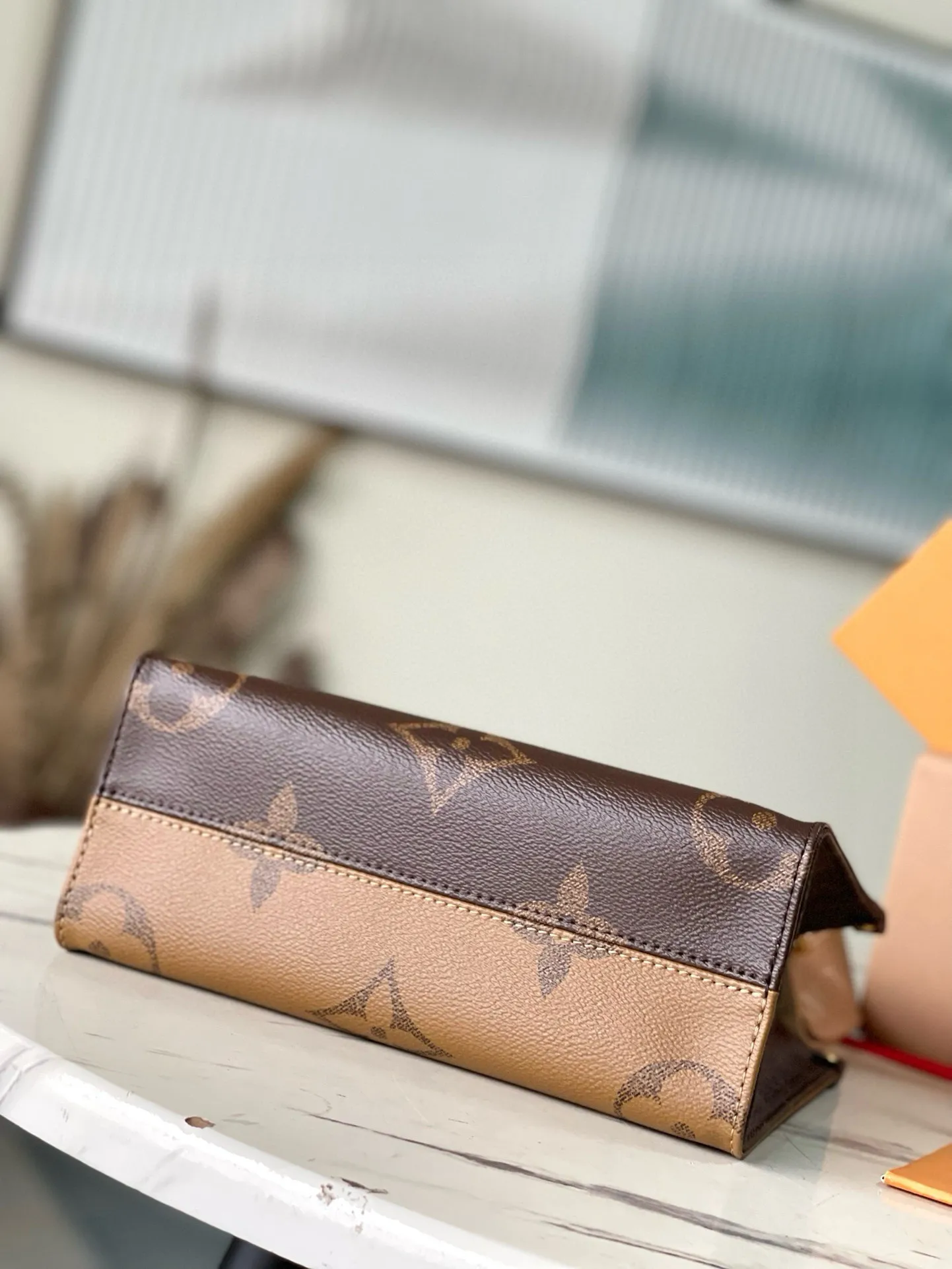 💰840 (transcoding chip) top original order M46373 This OnTheGo small handbag is made of Monogram and Monogram Reverse canvas, with Monogram Giant pattern embellishment. The Toron handle and the jacquard textured shoulder strap decorated with the brand's logo create a visual contrast, and the detachable coin bag is suitable for storing change or small items. It combines fashionable charm with various functions, making it a good daily companion. Dimensions: 25 x 19 x 11.5 cm