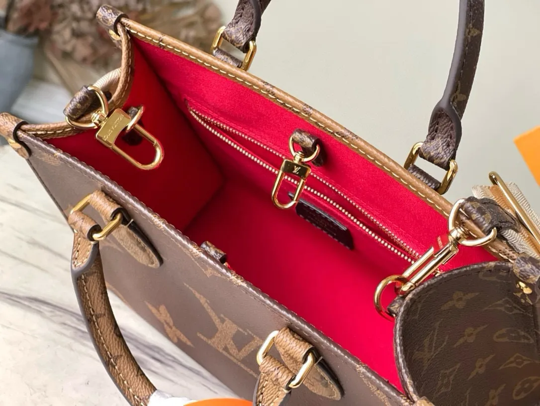 💰840 (transcoding chip) top original order M46373 This OnTheGo small handbag is made of Monogram and Monogram Reverse canvas, with Monogram Giant pattern embellishment. The Toron handle and the jacquard textured shoulder strap decorated with the brand's logo create a visual contrast, and the detachable coin bag is suitable for storing change or small items. It combines fashionable charm with various functions, making it a good daily companion. Dimensions: 25 x 19 x 11.5 cm