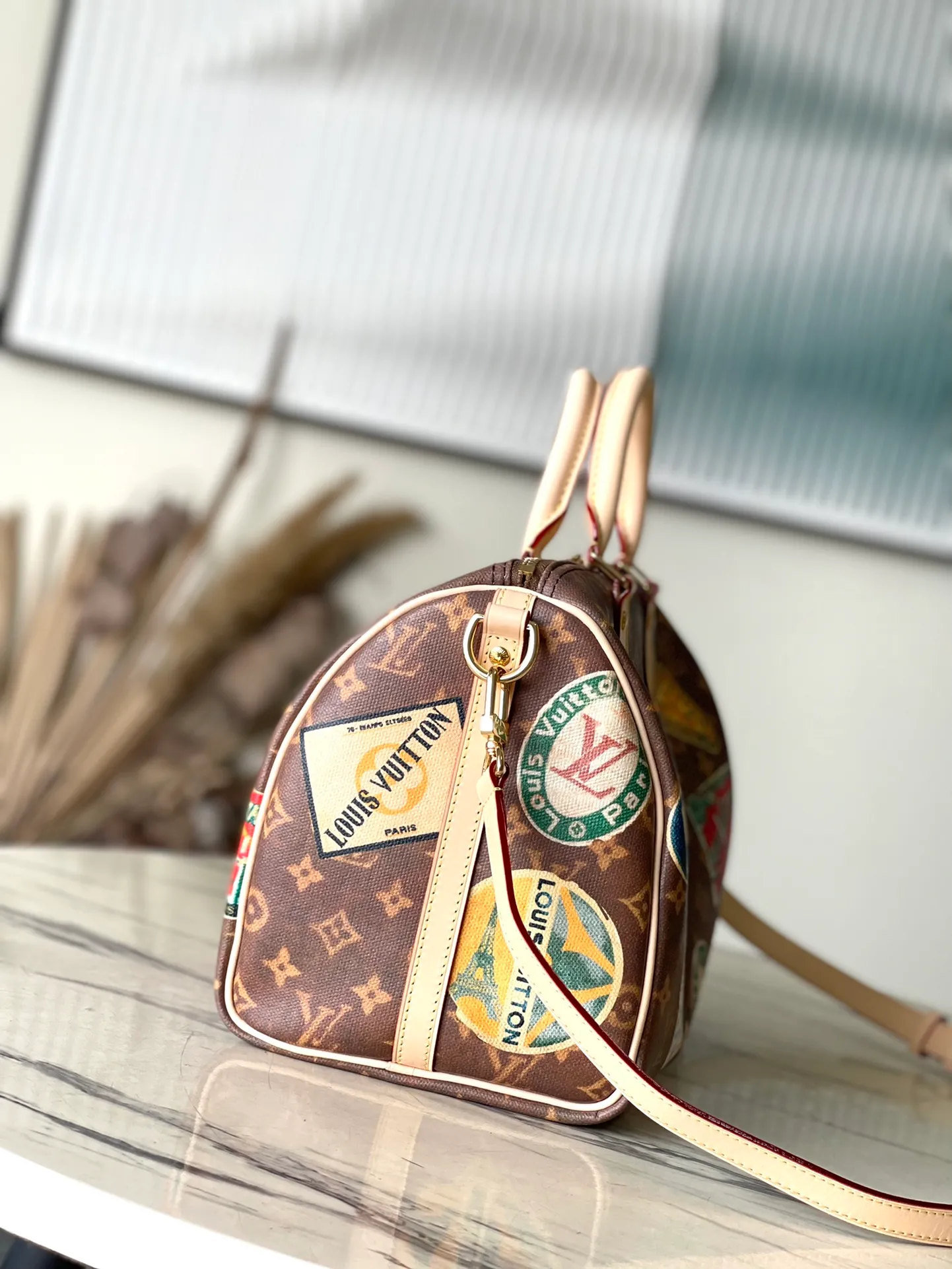 💰1080 Top Original Order M47087 This Speedy Bandouliere 30 handbag draws inspiration from the brand's classic Monogram canvas, adding a transparent resin coating to the cotton and linen blend. The hotel label patch pays tribute to Gaston-Louis Vuitton's legendary collection, and the cowhide leather trim highlights the traditional heritage. Dimensions: 30 × 21 × 17 cm