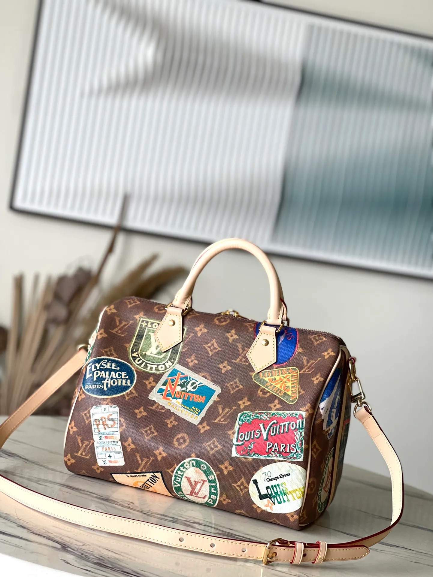 💰1080 Top Original Order M47087 This Speedy Bandouliere 30 handbag draws inspiration from the brand's classic Monogram canvas, adding a transparent resin coating to the cotton and linen blend. The hotel label patch pays tribute to Gaston-Louis Vuitton's legendary collection, and the cowhide leather trim highlights the traditional heritage. Dimensions: 30 × 21 × 17 cm