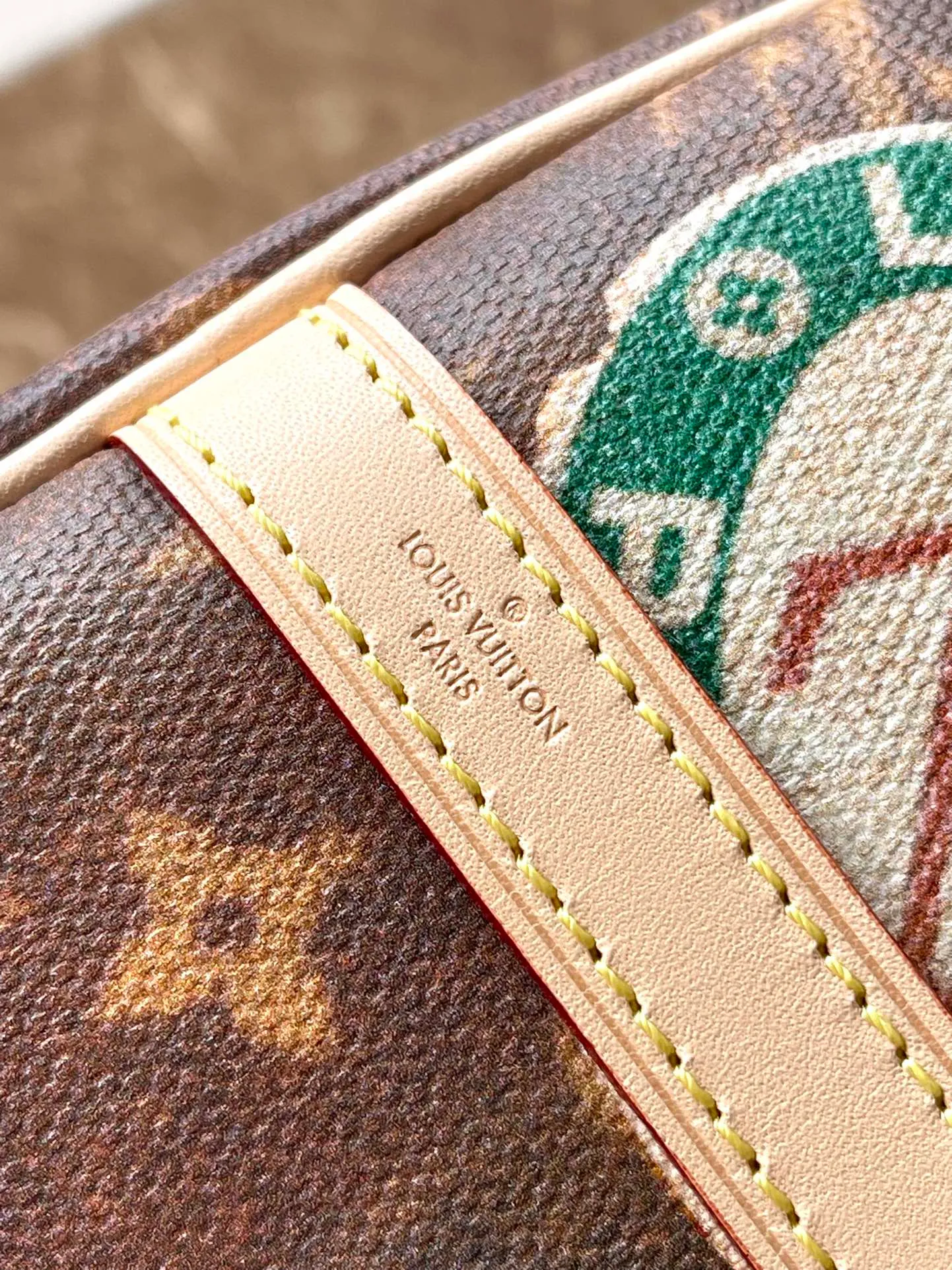 💰1080 Top Original Order M47087 This Speedy Bandouliere 30 handbag draws inspiration from the brand's classic Monogram canvas, adding a transparent resin coating to the cotton and linen blend. The hotel label patch pays tribute to Gaston-Louis Vuitton's legendary collection, and the cowhide leather trim highlights the traditional heritage. Dimensions: 30 × 21 × 17 cm