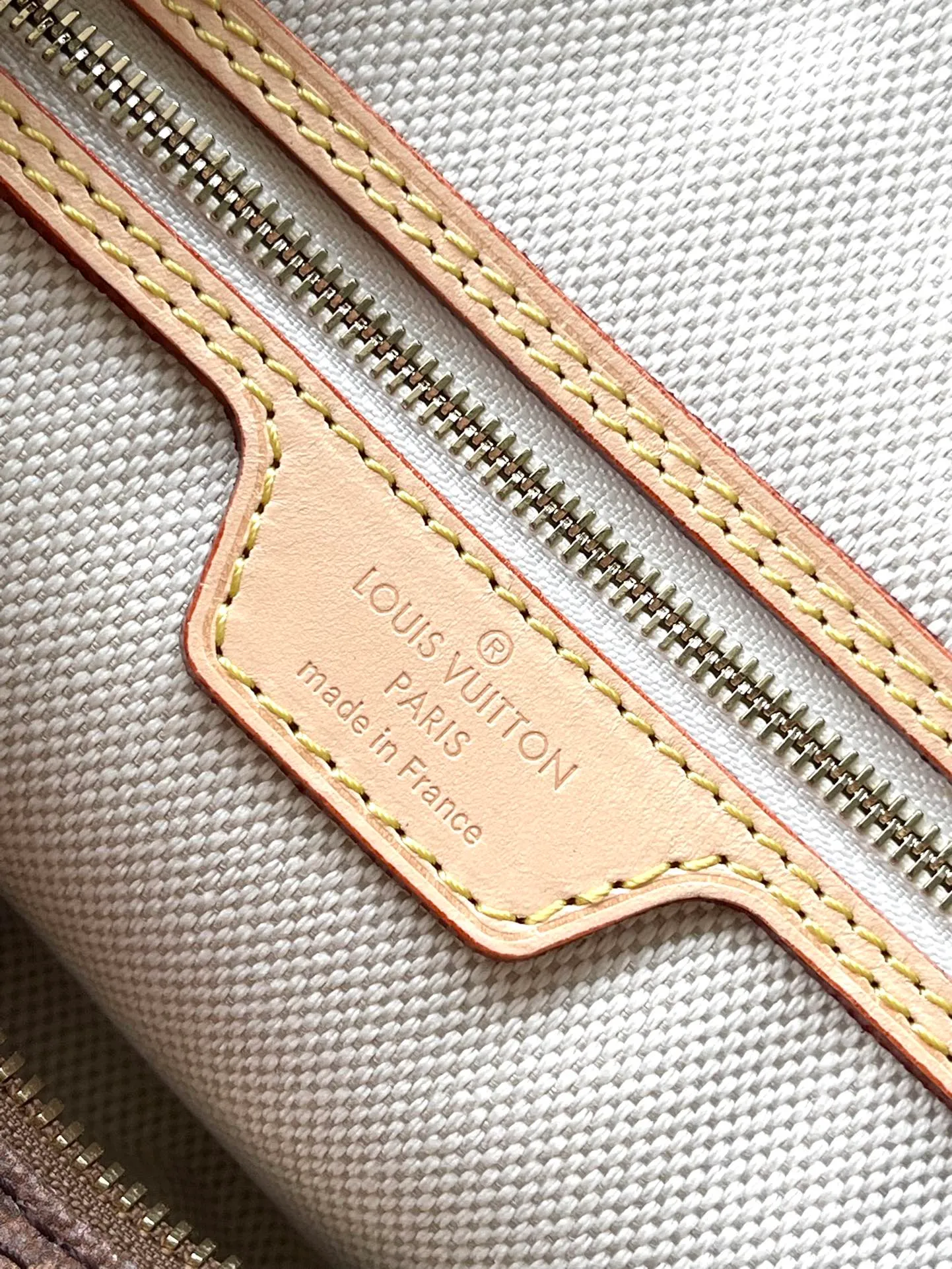💰1080 Top Original Order M47087 This Speedy Bandouliere 30 handbag draws inspiration from the brand's classic Monogram canvas, adding a transparent resin coating to the cotton and linen blend. The hotel label patch pays tribute to Gaston-Louis Vuitton's legendary collection, and the cowhide leather trim highlights the traditional heritage. Dimensions: 30 × 21 × 17 cm