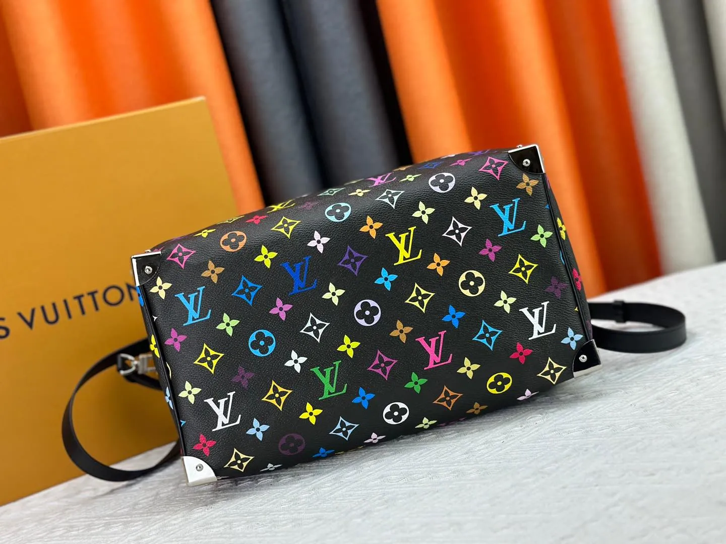 P320 Upgraded original version M13805 M13257 M40391 LV Murakami Takashi co-branded NANOSPEEDY handbag This Nano Speedy handbag combines Monogram canvas and cow leather trim printing, with 33 colorful interpretations of white, three-color and black three-color. It has been launched in twelve sections and is very popular around the world and is loved by celebrities. 30.0 x 21.0 x 17.0 cm