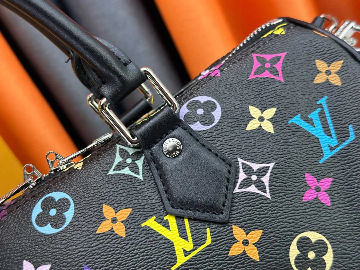 P320 Upgraded original version M13805 M13257 M40391 LV Murakami Takashi co-branded NANOSPEEDY handbag This Nano Speedy handbag combines Monogram canvas and cow leather trim printing, with 33 colorful interpretations of white, three-color and black three-color. It has been launched in twelve sections and is very popular around the world and is loved by celebrities. 30.0 x 21.0 x 17.0 cm