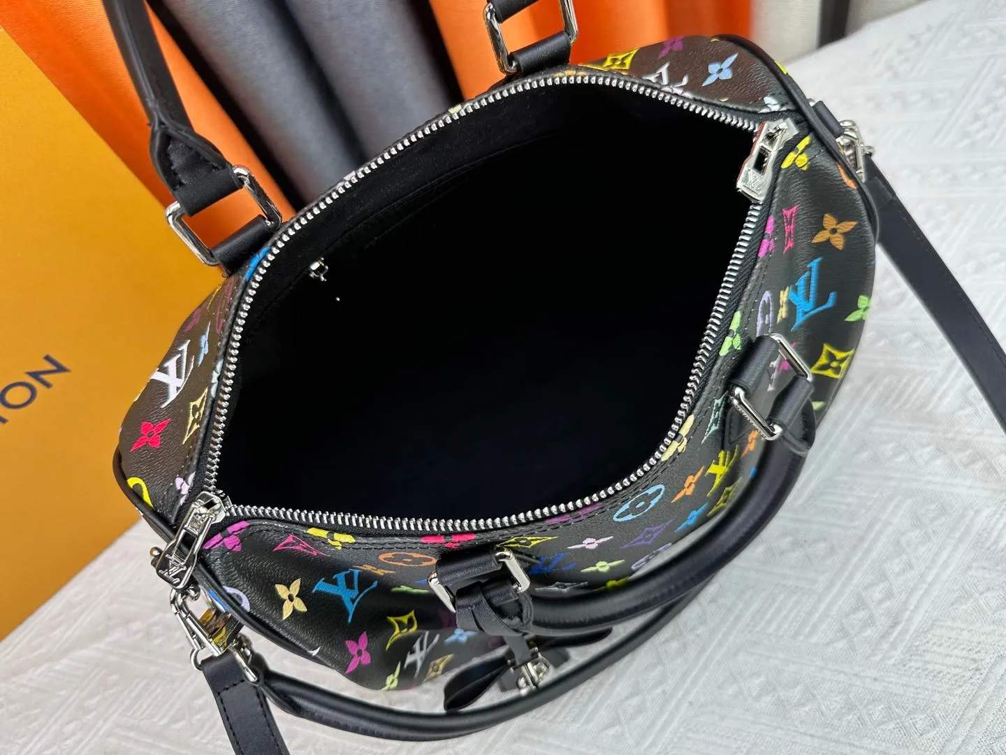 P320 Upgraded original version M13805 M13257 M40391 LV Murakami Takashi co-branded NANOSPEEDY handbag This Nano Speedy handbag combines Monogram canvas and cow leather trim printing, with 33 colorful interpretations of white, three-color and black three-color. It has been launched in twelve sections and is very popular around the world and is loved by celebrities. 30.0 x 21.0 x 17.0 cm
