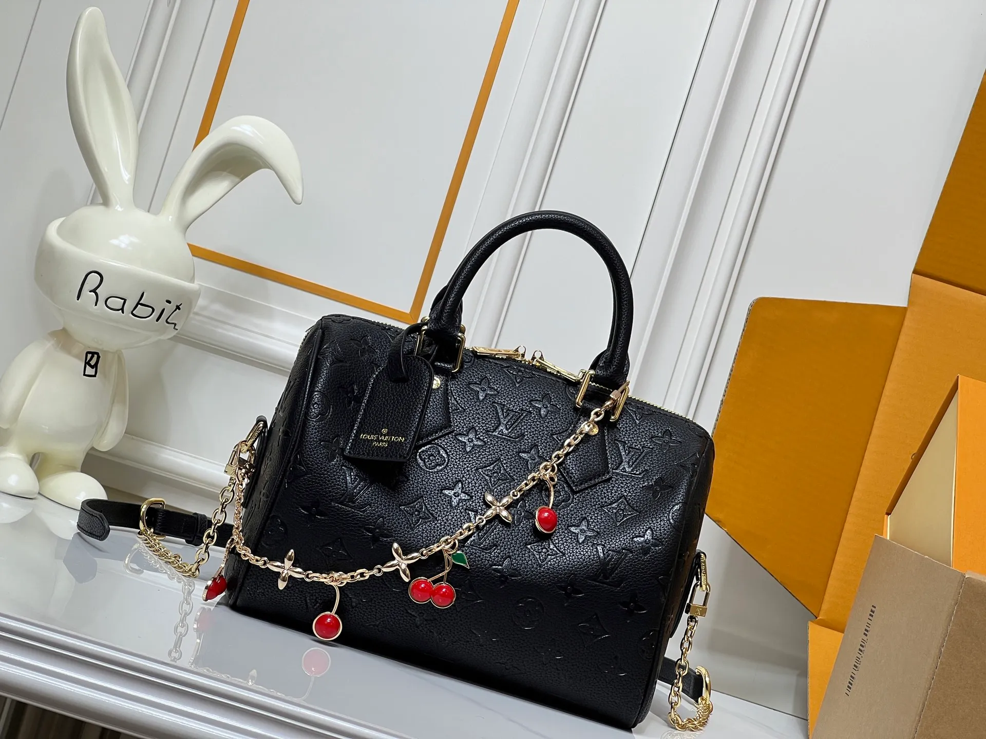 Batch 300💰M24424 This Speedy Bandouliere 25 handbag is made of cow leather to create a pillow-like soft touch, adding a modern addition to the LVBliss series. The brand's classic Monogram pattern is reshaped using triple digital printing technology, and the jewel-like Monogram flower chain shines with luster. Dimensions: 25 x18 x13 cm