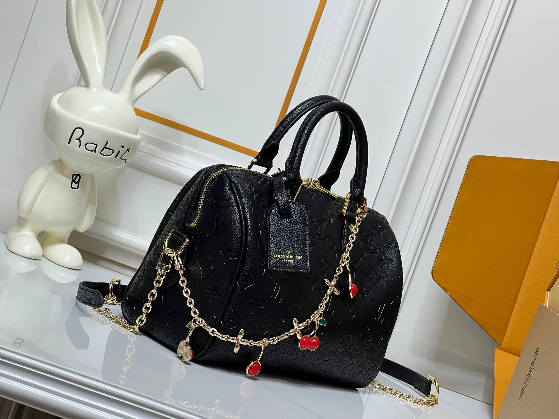 Batch 300💰M24424 This Speedy Bandouliere 25 handbag is made of cow leather to create a pillow-like soft touch, adding a modern addition to the LVBliss series. The brand's classic Monogram pattern is reshaped using triple digital printing technology, and the jewel-like Monogram flower chain shines with luster. Dimensions: 25 x18 x13 cm