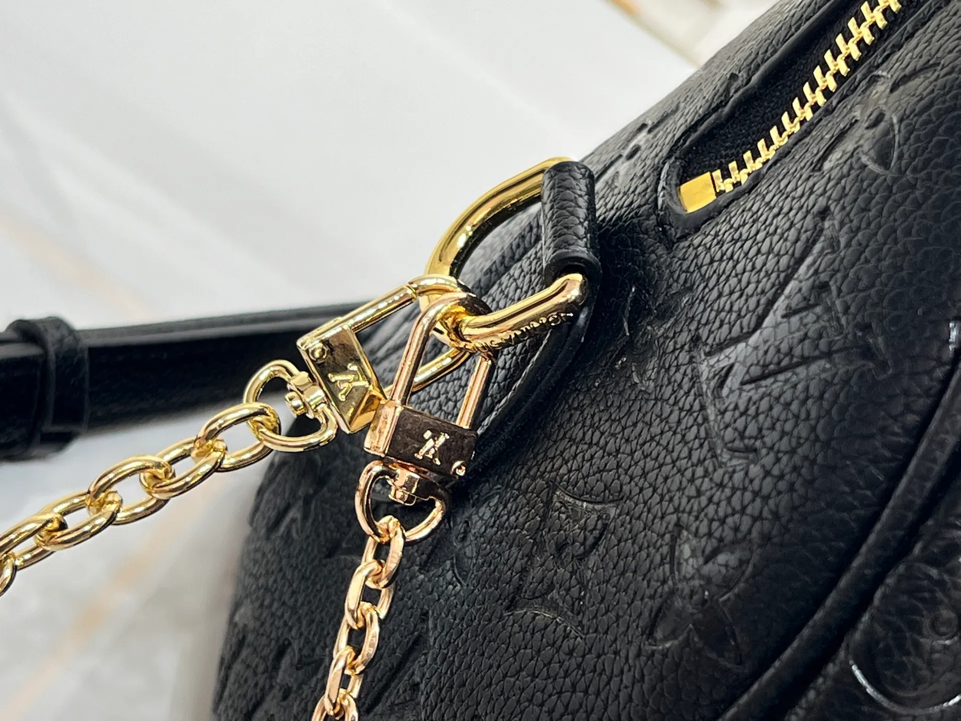 Batch 300💰M24424 This Speedy Bandouliere 25 handbag is made of cow leather to create a pillow-like soft touch, adding a modern addition to the LVBliss series. The brand's classic Monogram pattern is reshaped using triple digital printing technology, and the jewel-like Monogram flower chain shines with luster. Dimensions: 25 x18 x13 cm