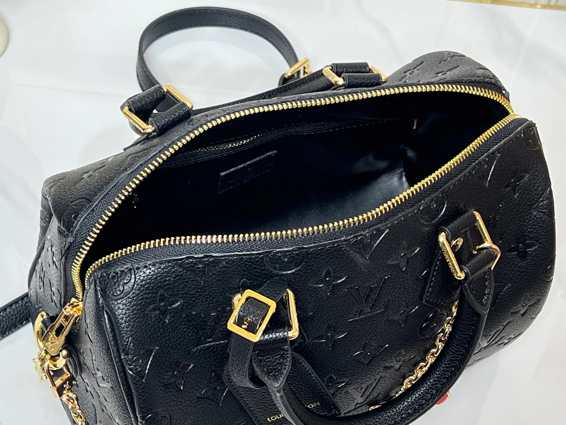 Batch 300💰M24424 This Speedy Bandouliere 25 handbag is made of cow leather to create a pillow-like soft touch, adding a modern addition to the LVBliss series. The brand's classic Monogram pattern is reshaped using triple digital printing technology, and the jewel-like Monogram flower chain shines with luster. Dimensions: 25 x18 x13 cm