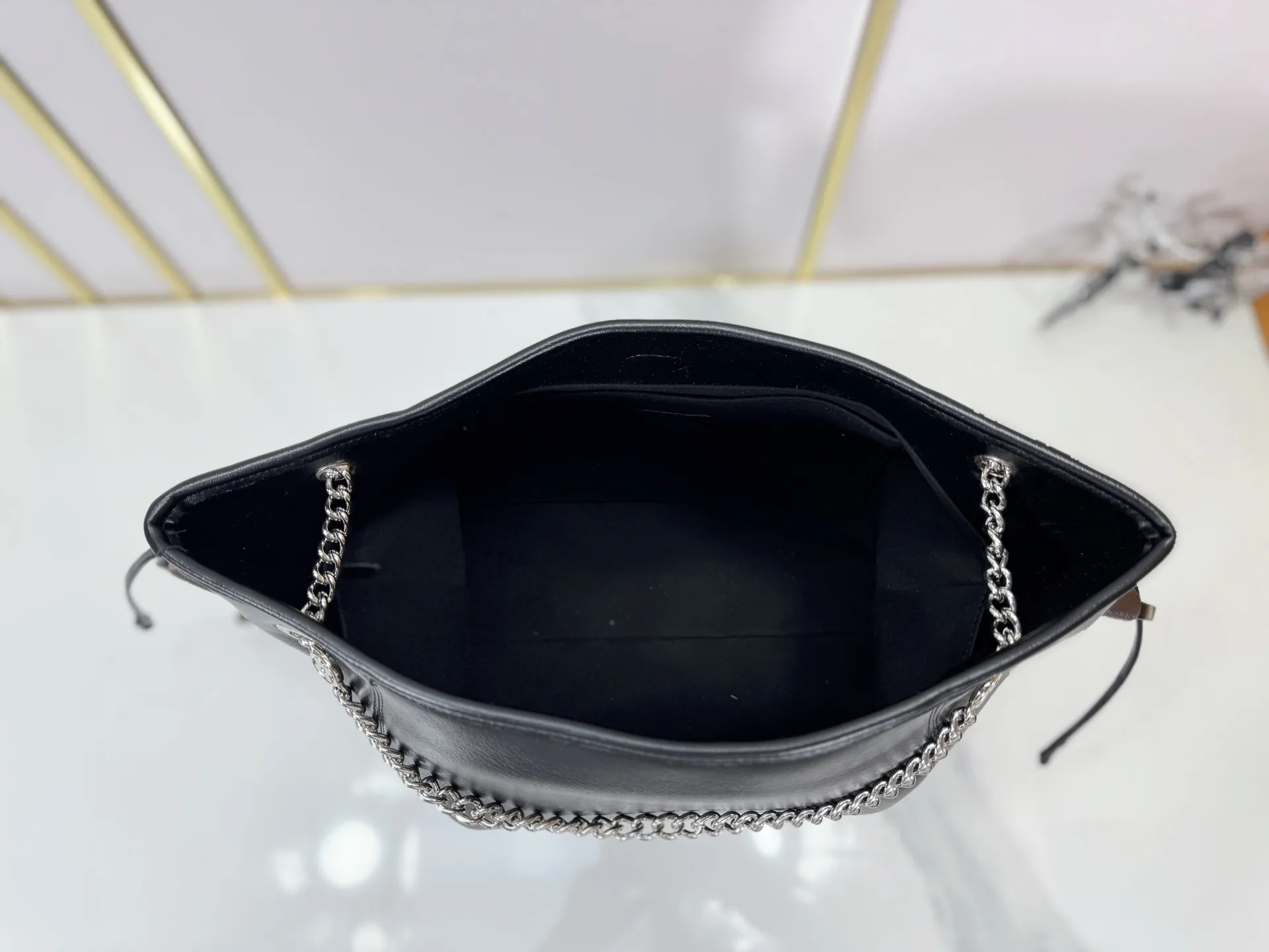 P280 Upgraded original M25545 M25522 This medium Off Duty handbag is from the LV Vibe series and can inject avant-garde rock style into any look. The sheepskin body has glossy hardware and the LV Circle logo on one side. Dimensions: 33.0 x 24.0 x 11.5 cm (length x height x width)