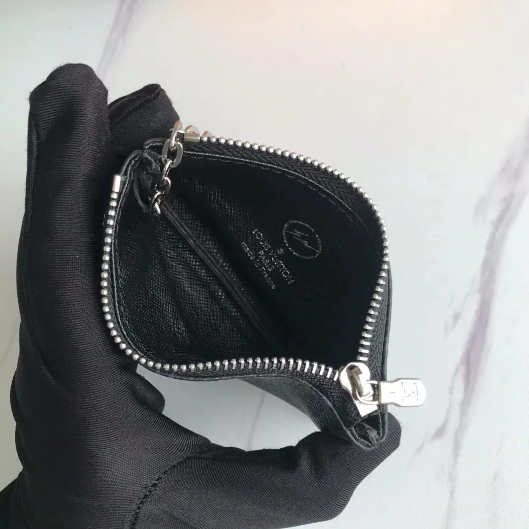 💰90💰This Damier canvas small leather bag can hold change and keys, and can be easily put into a handbag or clothing pocket. Key ring, key hook can be hung on the D-ring provided with most Louis Vuitton handbags, zipper closure, Damier canvas texture and embossed calfskin, shiny gold-tone hardware. 👏👏Model 62650, size: 12x7cm,