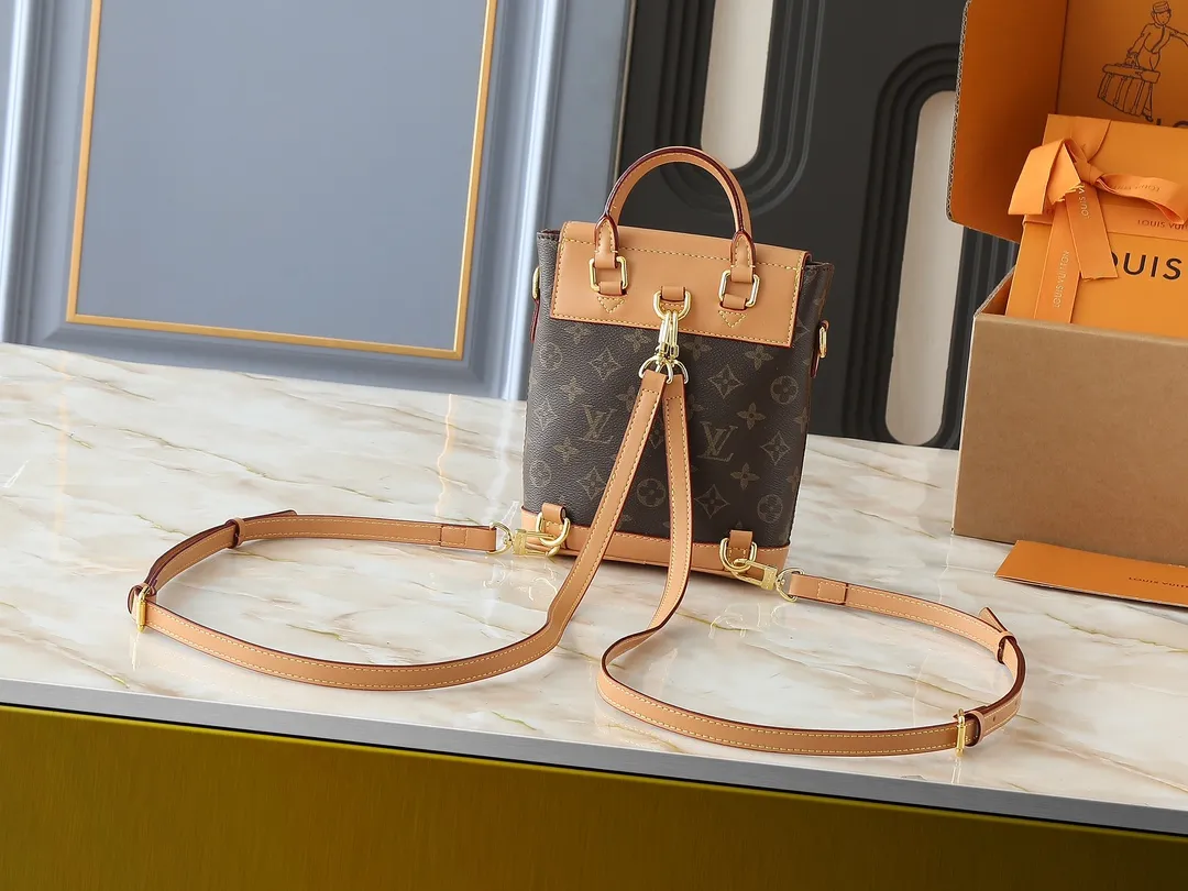 💰240💰Upgraded from the original M14651 M14653 Soho mini backpack is made of Monogram canvas, and its exquisite structure recalls the exquisite design of the 1996 Arlequin backpack. The cowhide leather trim and vintage buckle pay homage to Louis Vuitton's trunk-making heritage, and the D-ring allows for a variety of carrying options, making it a perfect choice for everyday travel. Dimensions: 17.0 x 23.0 x 8.0 cm (length x height x width)